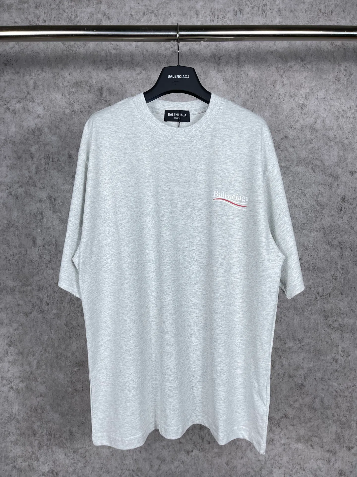 🅿️166 Real photos [Top version. Official website quality] BALENCI*GA/Paris#Classic, Coke printed short-sleeved T-shirt# The fabric is made of Paris ZP custom-woven and dyed cotton double yarn. Weighing 260 grams, the cloth surface is clean. The cloth pattern is clear, soft and comfortable. The threads are dyed with no color difference. The classic pattern printing uses environmentally friendly imported glue and precision stencil. The letters are clear. No burrs. The three-dimensional effect is strong. All colors are synchronized with the brick cabinets, custom woven and dyed, and will not fade. Different market currencies. The version adopts OS loose shoulder design. Same style for men and women. Code: BL223029 Color: white, black, yellow, red, floral gray, gray orchid, blue, military green Size: XS to L