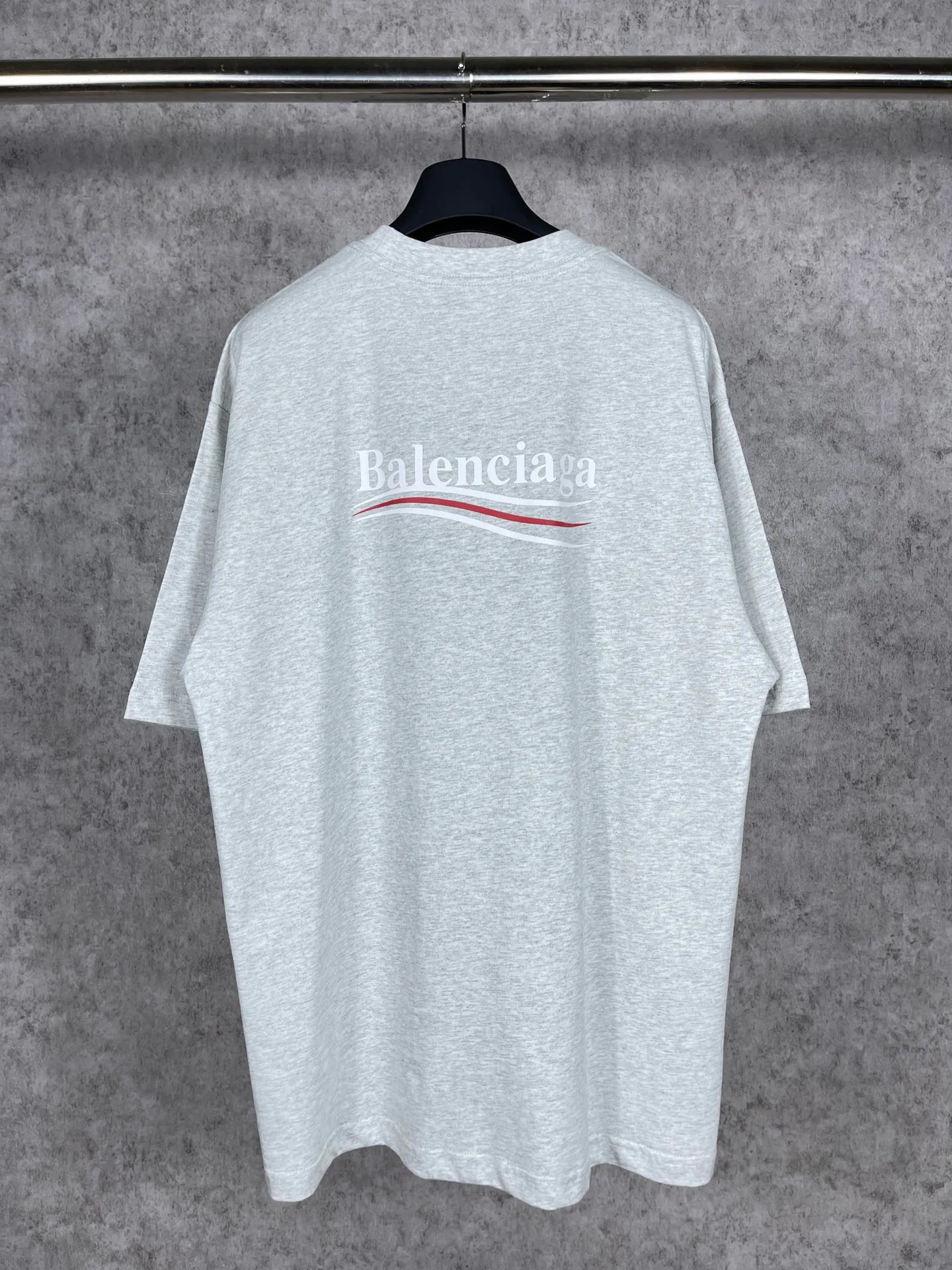 🅿️166 Real photos [Top version. Official website quality] BALENCI*GA/Paris#Classic, Coke printed short-sleeved T-shirt# The fabric is made of Paris ZP custom-woven and dyed cotton double yarn. Weighing 260 grams, the cloth surface is clean. The cloth pattern is clear, soft and comfortable. The threads are dyed with no color difference. The classic pattern printing uses environmentally friendly imported glue and precision stencil. The letters are clear. No burrs. The three-dimensional effect is strong. All colors are synchronized with the brick cabinets, custom woven and dyed, and will not fade. Different market currencies. The version adopts OS loose shoulder design. Same style for men and women. Code: BL223029 Color: white, black, yellow, red, floral gray, gray orchid, blue, military green Size: XS to L