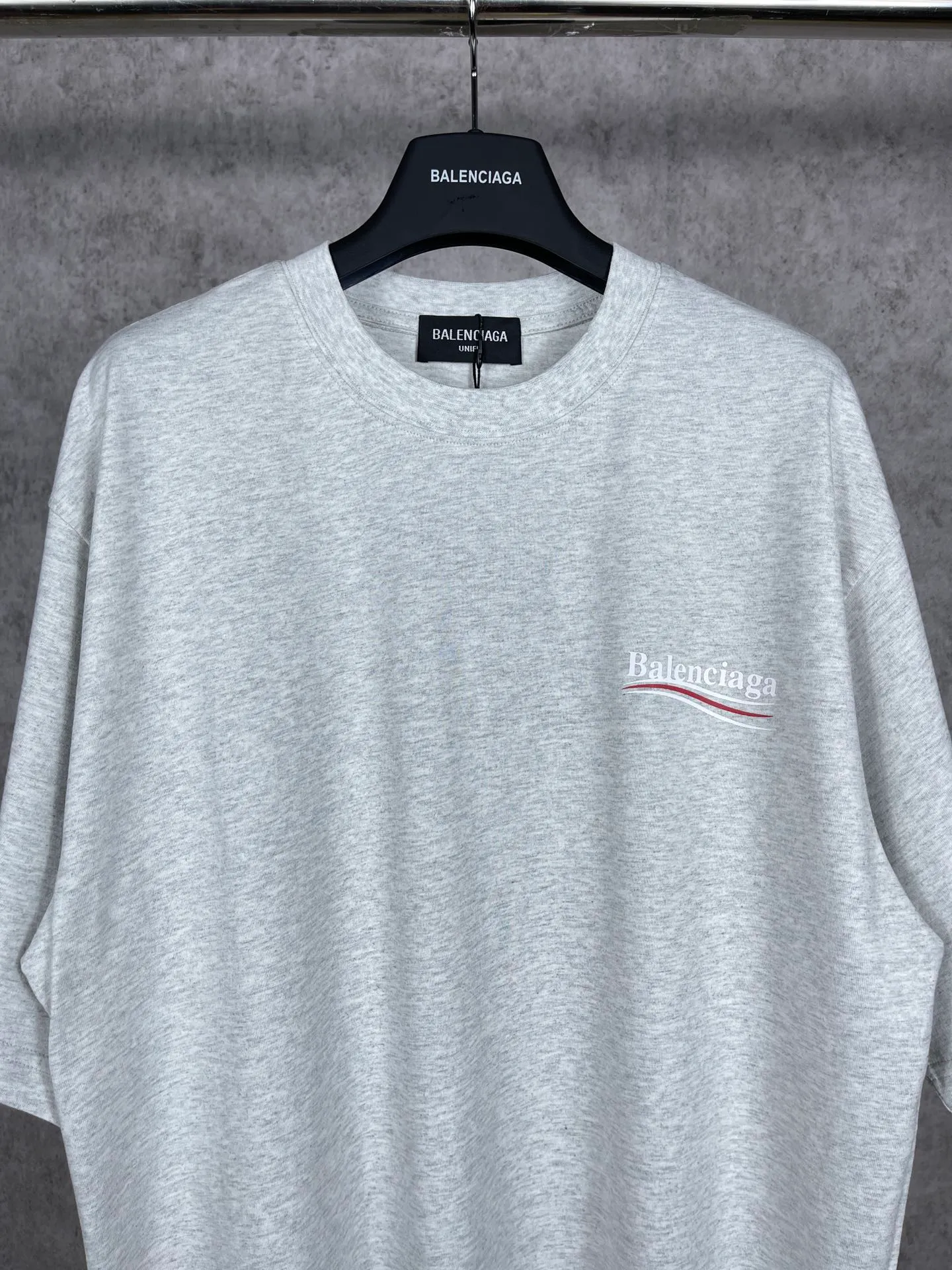 🅿️166 Real photos [Top version. Official website quality] BALENCI*GA/Paris#Classic, Coke printed short-sleeved T-shirt# The fabric is made of Paris ZP custom-woven and dyed cotton double yarn. Weighing 260 grams, the cloth surface is clean. The cloth pattern is clear, soft and comfortable. The threads are dyed with no color difference. The classic pattern printing uses environmentally friendly imported glue and precision stencil. The letters are clear. No burrs. The three-dimensional effect is strong. All colors are synchronized with the brick cabinets, custom woven and dyed, and will not fade. Different market currencies. The version adopts OS loose shoulder design. Same style for men and women. Code: BL223029 Color: white, black, yellow, red, floral gray, gray orchid, blue, military green Size: XS to L