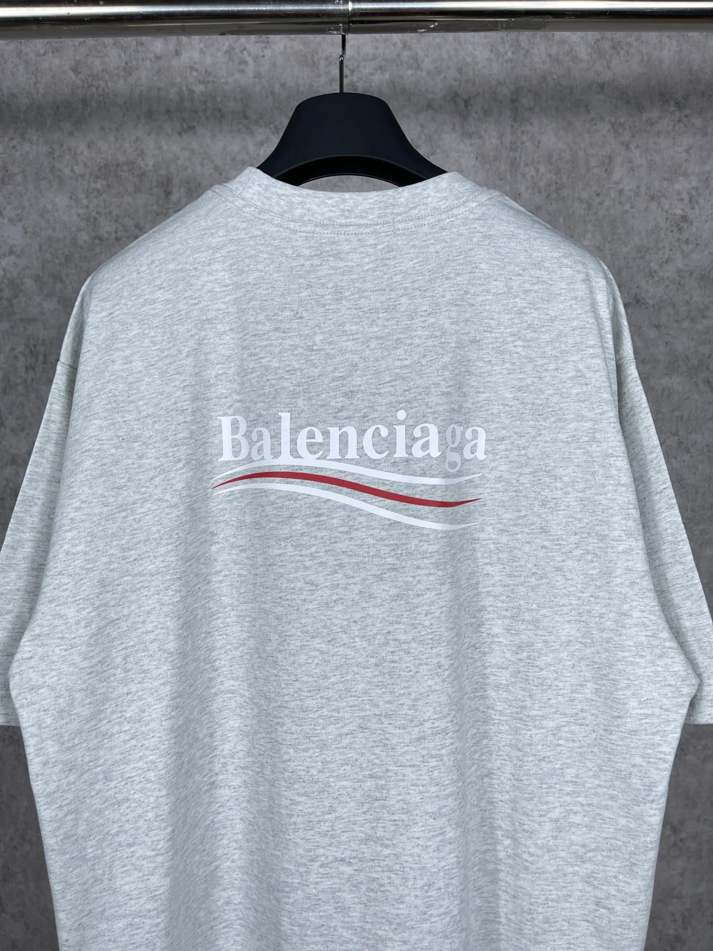 🅿️166 Real photos [Top version. Official website quality] BALENCI*GA/Paris#Classic, Coke printed short-sleeved T-shirt# The fabric is made of Paris ZP custom-woven and dyed cotton double yarn. Weighing 260 grams, the cloth surface is clean. The cloth pattern is clear, soft and comfortable. The threads are dyed with no color difference. The classic pattern printing uses environmentally friendly imported glue and precision stencil. The letters are clear. No burrs. The three-dimensional effect is strong. All colors are synchronized with the brick cabinets, custom woven and dyed, and will not fade. Different market currencies. The version adopts OS loose shoulder design. Same style for men and women. Code: BL223029 Color: white, black, yellow, red, floral gray, gray orchid, blue, military green Size: XS to L