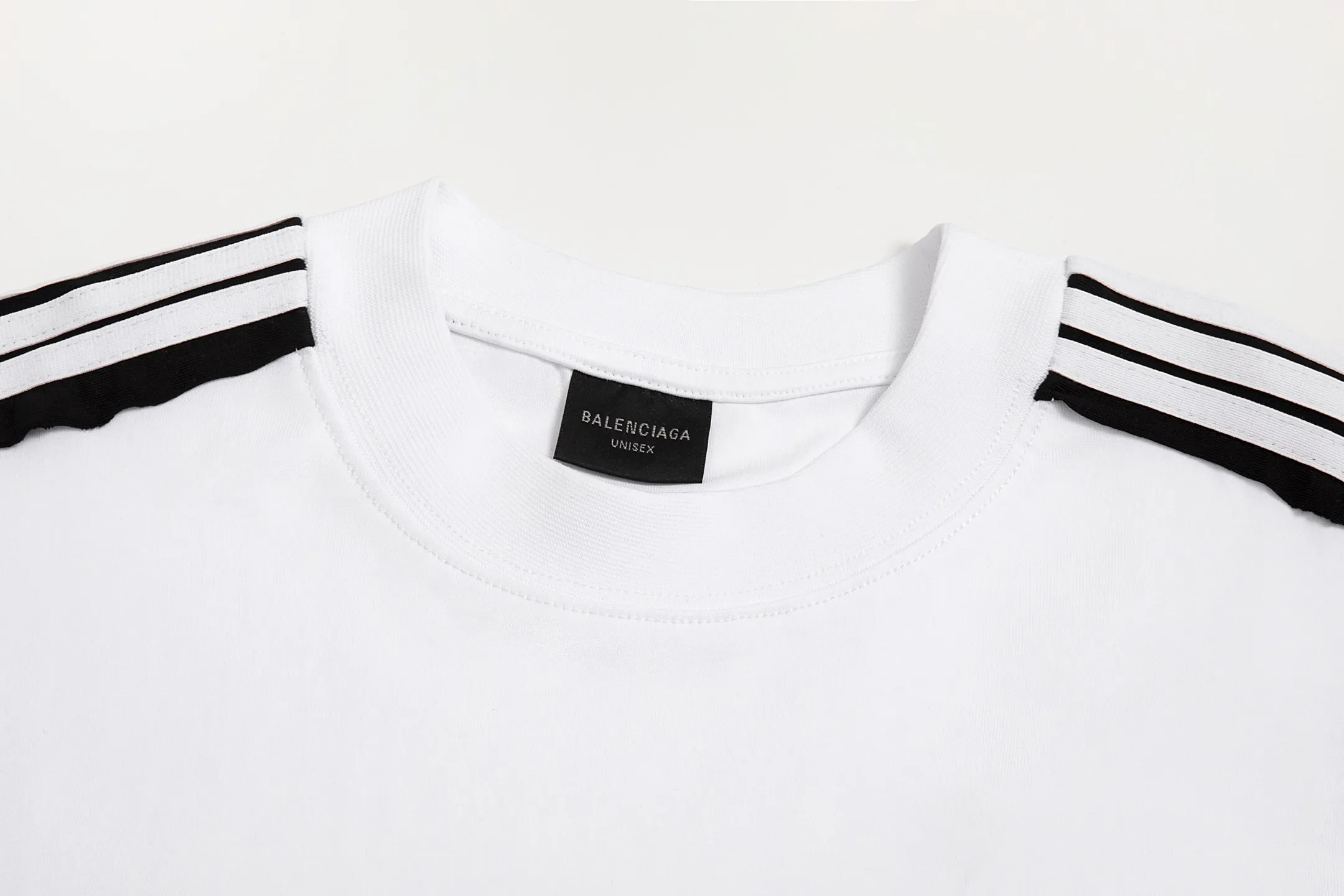 🅿️180 9200# Detailed picture Top version [[BALENCIA*GA] official website quality Paris new raglan sleeves color matching. Tie strips. Classic LOGO short-sleeved T-shirt embroidered on the front left chest OS version Loose dropped shoulders Unisex Fabric: 260 grams 100% cotton double yarn Technology: front panel printing Garment washing Shape solid color Color: black white Size: XS S M L