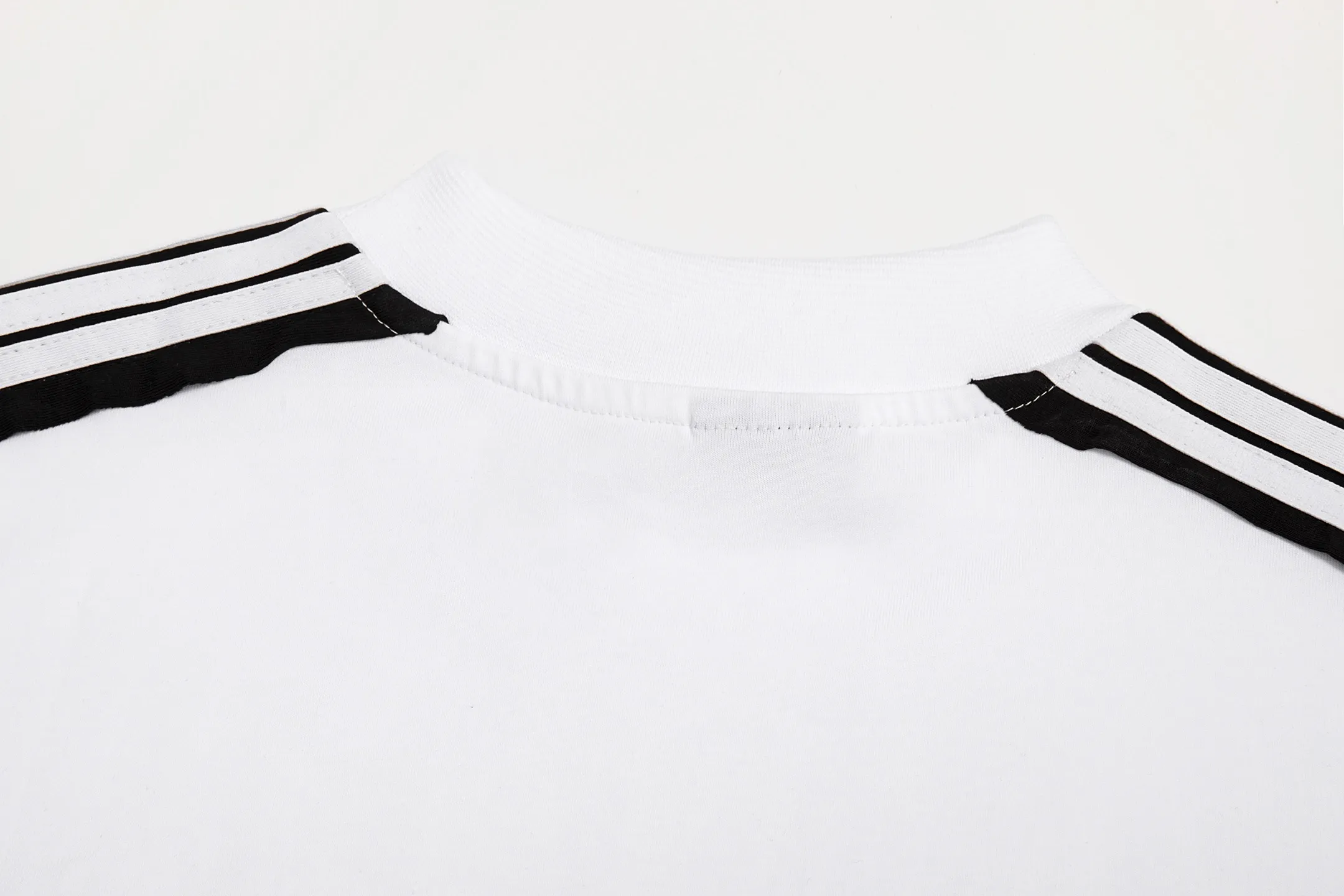 🅿️180 9200# Detailed picture Top version [[BALENCIA*GA] official website quality Paris new raglan sleeves color matching. Tie strips. Classic LOGO short-sleeved T-shirt embroidered on the front left chest OS version Loose dropped shoulders Unisex Fabric: 260 grams 100% cotton double yarn Technology: front panel printing Garment washing Shape solid color Color: black white Size: XS S M L