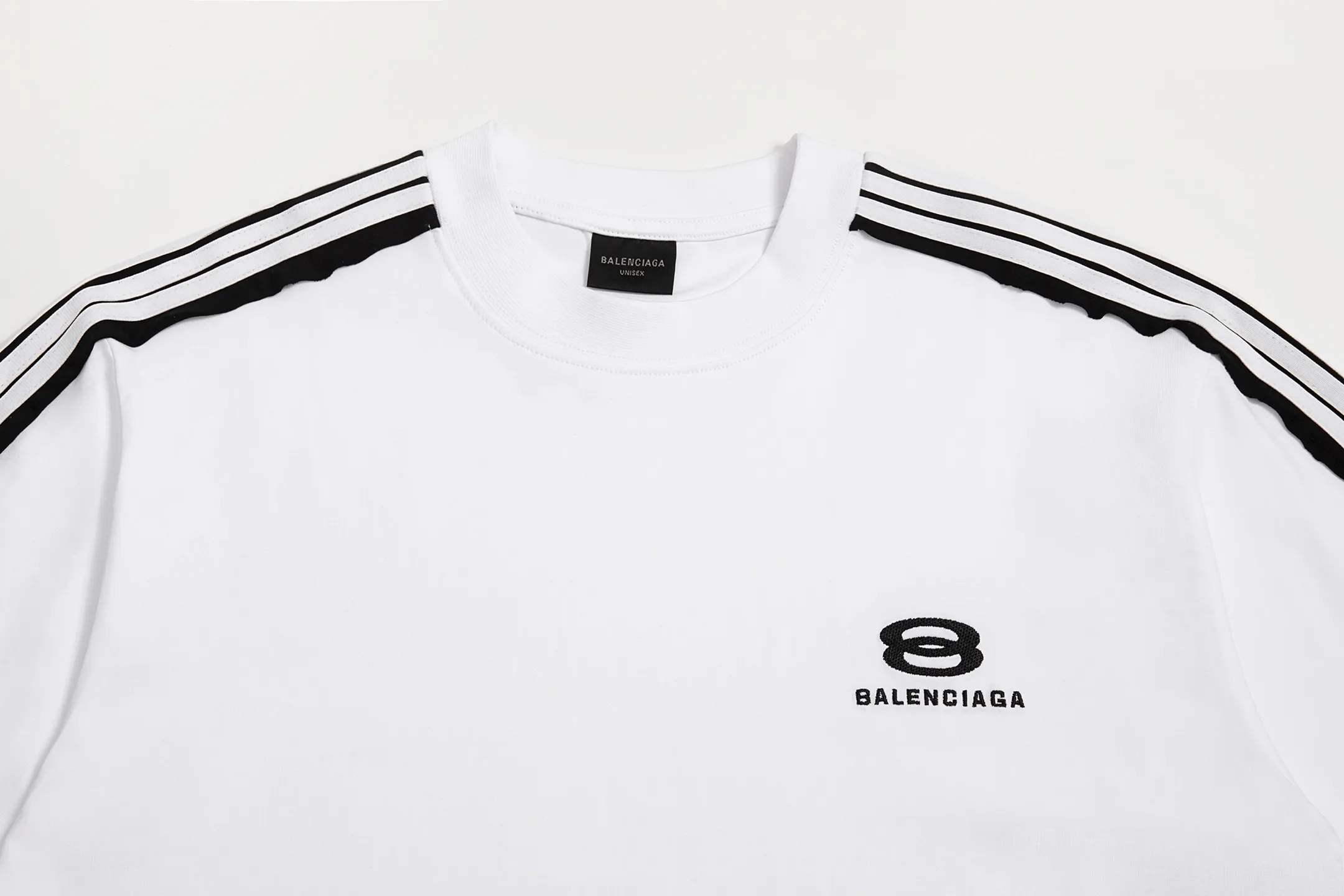 🅿️180 9200# Detailed picture Top version [[BALENCIA*GA] official website quality Paris new raglan sleeves color matching. Tie strips. Classic LOGO short-sleeved T-shirt embroidered on the front left chest OS version Loose dropped shoulders Unisex Fabric: 260 grams 100% cotton double yarn Technology: front panel printing Garment washing Shape solid color Color: black white Size: XS S M L