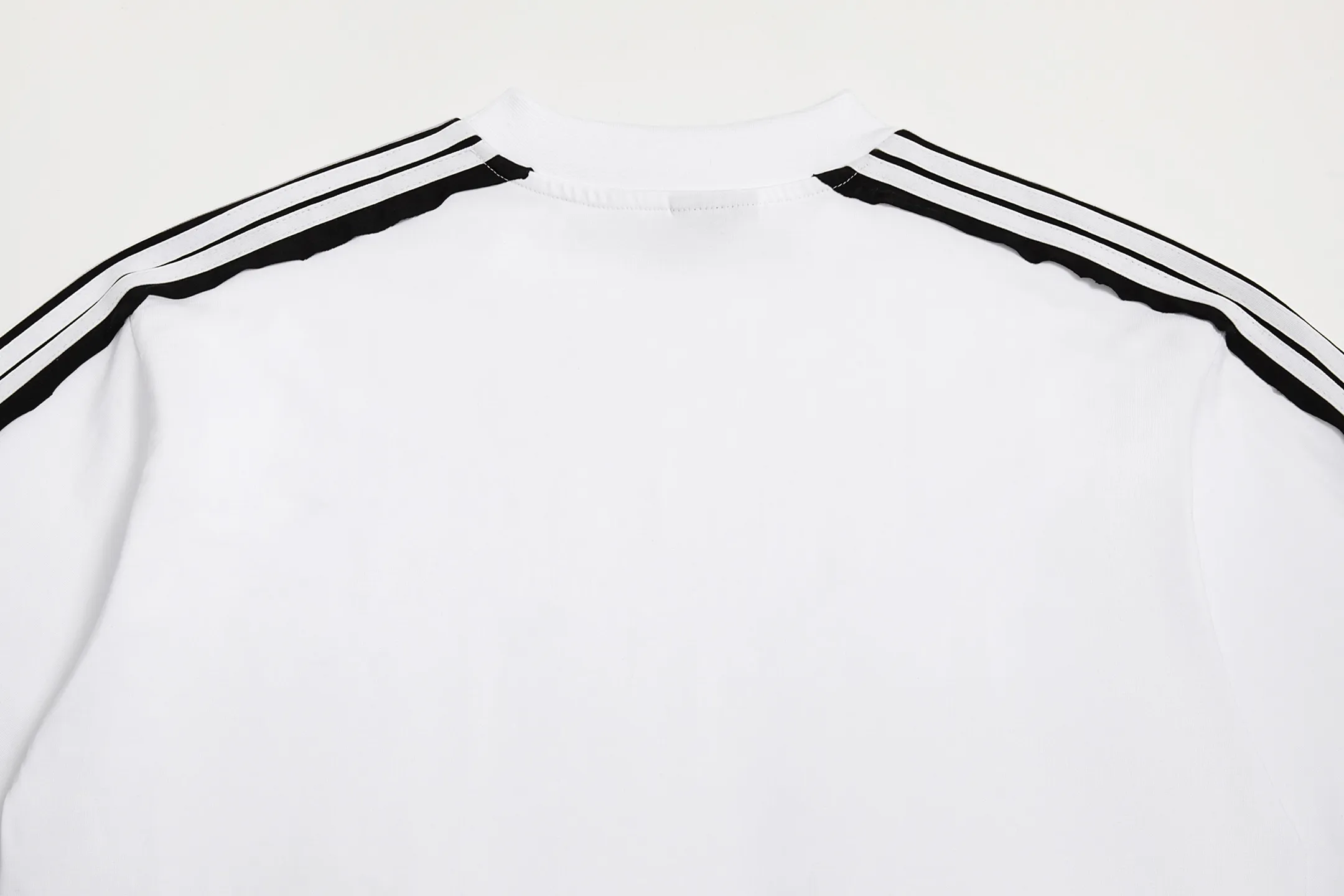 🅿️180 9200# Detailed picture Top version [[BALENCIA*GA] official website quality Paris new raglan sleeves color matching. Tie strips. Classic LOGO short-sleeved T-shirt embroidered on the front left chest OS version Loose dropped shoulders Unisex Fabric: 260 grams 100% cotton double yarn Technology: front panel printing Garment washing Shape solid color Color: black white Size: XS S M L
