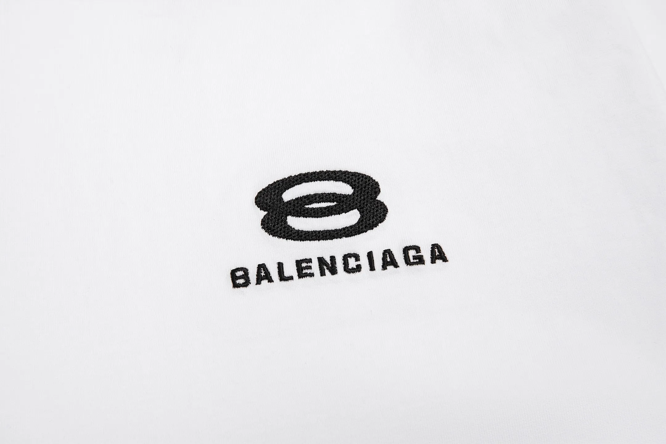 🅿️180 9200# Detailed picture Top version [[BALENCIA*GA] official website quality Paris new raglan sleeves color matching. Tie strips. Classic LOGO short-sleeved T-shirt embroidered on the front left chest OS version Loose dropped shoulders Unisex Fabric: 260 grams 100% cotton double yarn Technology: front panel printing Garment washing Shape solid color Color: black white Size: XS S M L