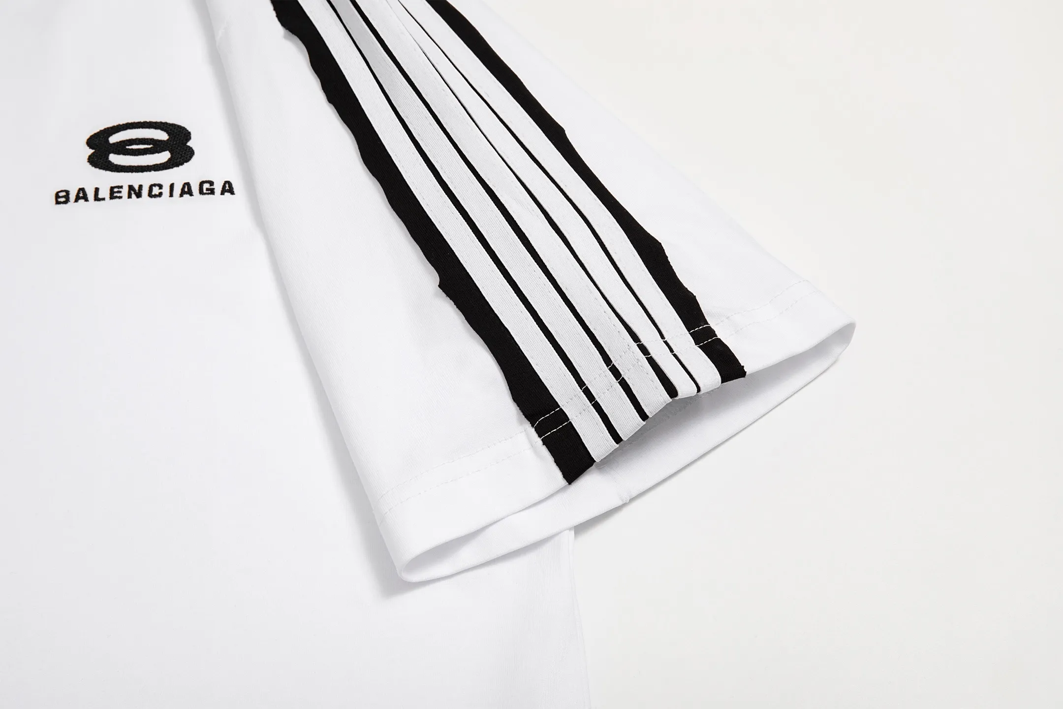 🅿️180 9200# Detailed picture Top version [[BALENCIA*GA] official website quality Paris new raglan sleeves color matching. Tie strips. Classic LOGO short-sleeved T-shirt embroidered on the front left chest OS version Loose dropped shoulders Unisex Fabric: 260 grams 100% cotton double yarn Technology: front panel printing Garment washing Shape solid color Color: black white Size: XS S M L