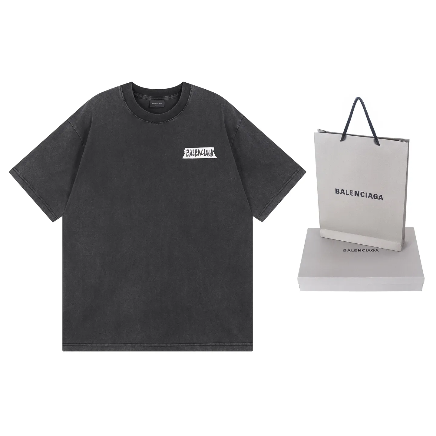 🅿️200 Actual Photos [Top version. Official website quality] BALENCI*GA/Paris.SS26 latest masking tape direct-injection printed ready-to-wear washed and distressed short-sleeved T-shirt. Brick cabinet synchronization. The fabric is made of Paris ZP custom-woven and dyed 100% cotton double yarn compact cotton. The weight is 260 grams, the cloth surface is clean. The cloth pattern is clear, soft and comfortable, and the thread is dyed with no color difference. The tape letter printing is printed with environmentally friendly imported materials. The letters are clear and the effect is three-dimensional. Restored brick cabinet. The garments were washed and aged, and polished by many hands. Produced by ultra-heavy craftsmanship, the market currency is very different, welcome to compare. The version adopts OS loose shoulder design. The same style for men and women. Code: BL253738 Color: Washed black, off-white Size: XS S M L