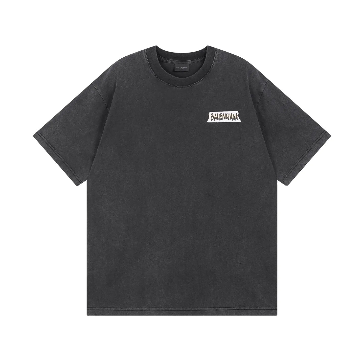 🅿️200 Actual Photos [Top version. Official website quality] BALENCI*GA/Paris.SS26 latest masking tape direct-injection printed ready-to-wear washed and distressed short-sleeved T-shirt. Brick cabinet synchronization. The fabric is made of Paris ZP custom-woven and dyed 100% cotton double yarn compact cotton. The weight is 260 grams, the cloth surface is clean. The cloth pattern is clear, soft and comfortable, and the thread is dyed with no color difference. The tape letter printing is printed with environmentally friendly imported materials. The letters are clear and the effect is three-dimensional. Restored brick cabinet. The garments were washed and aged, and polished by many hands. Produced by ultra-heavy craftsmanship, the market currency is very different, welcome to compare. The version adopts OS loose shoulder design. The same style for men and women. Code: BL253738 Color: Washed black, off-white Size: XS S M L