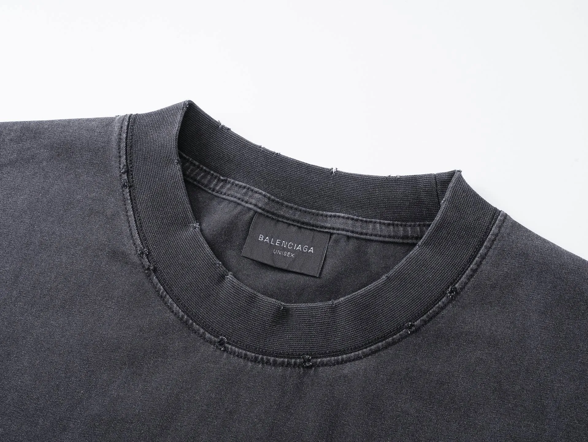 🅿️200 Actual Photos [Top version. Official website quality] BALENCI*GA/Paris.SS26 latest masking tape direct-injection printed ready-to-wear washed and distressed short-sleeved T-shirt. Brick cabinet synchronization. The fabric is made of Paris ZP custom-woven and dyed 100% cotton double yarn compact cotton. The weight is 260 grams, the cloth surface is clean. The cloth pattern is clear, soft and comfortable, and the thread is dyed with no color difference. The tape letter printing is printed with environmentally friendly imported materials. The letters are clear and the effect is three-dimensional. Restored brick cabinet. The garments were washed and aged, and polished by many hands. Produced by ultra-heavy craftsmanship, the market currency is very different, welcome to compare. The version adopts OS loose shoulder design. The same style for men and women. Code: BL253738 Color: Washed black, off-white Size: XS S M L