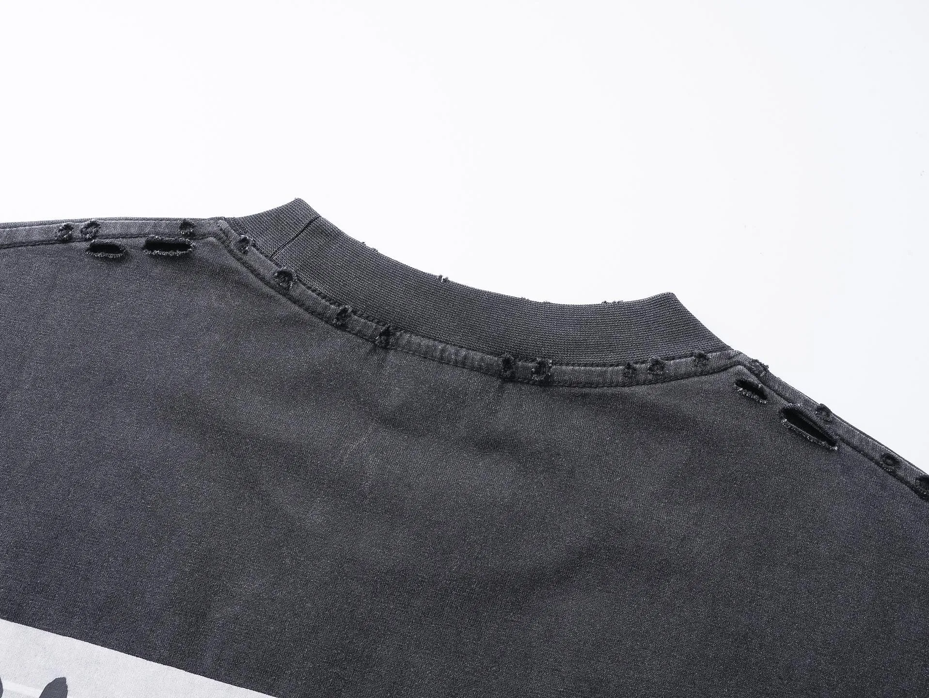 🅿️200 Actual Photos [Top version. Official website quality] BALENCI*GA/Paris.SS26 latest masking tape direct-injection printed ready-to-wear washed and distressed short-sleeved T-shirt. Brick cabinet synchronization. The fabric is made of Paris ZP custom-woven and dyed 100% cotton double yarn compact cotton. The weight is 260 grams, the cloth surface is clean. The cloth pattern is clear, soft and comfortable, and the thread is dyed with no color difference. The tape letter printing is printed with environmentally friendly imported materials. The letters are clear and the effect is three-dimensional. Restored brick cabinet. The garments were washed and aged, and polished by many hands. Produced by ultra-heavy craftsmanship, the market currency is very different, welcome to compare. The version adopts OS loose shoulder design. The same style for men and women. Code: BL253738 Color: Washed black, off-white Size: XS S M L