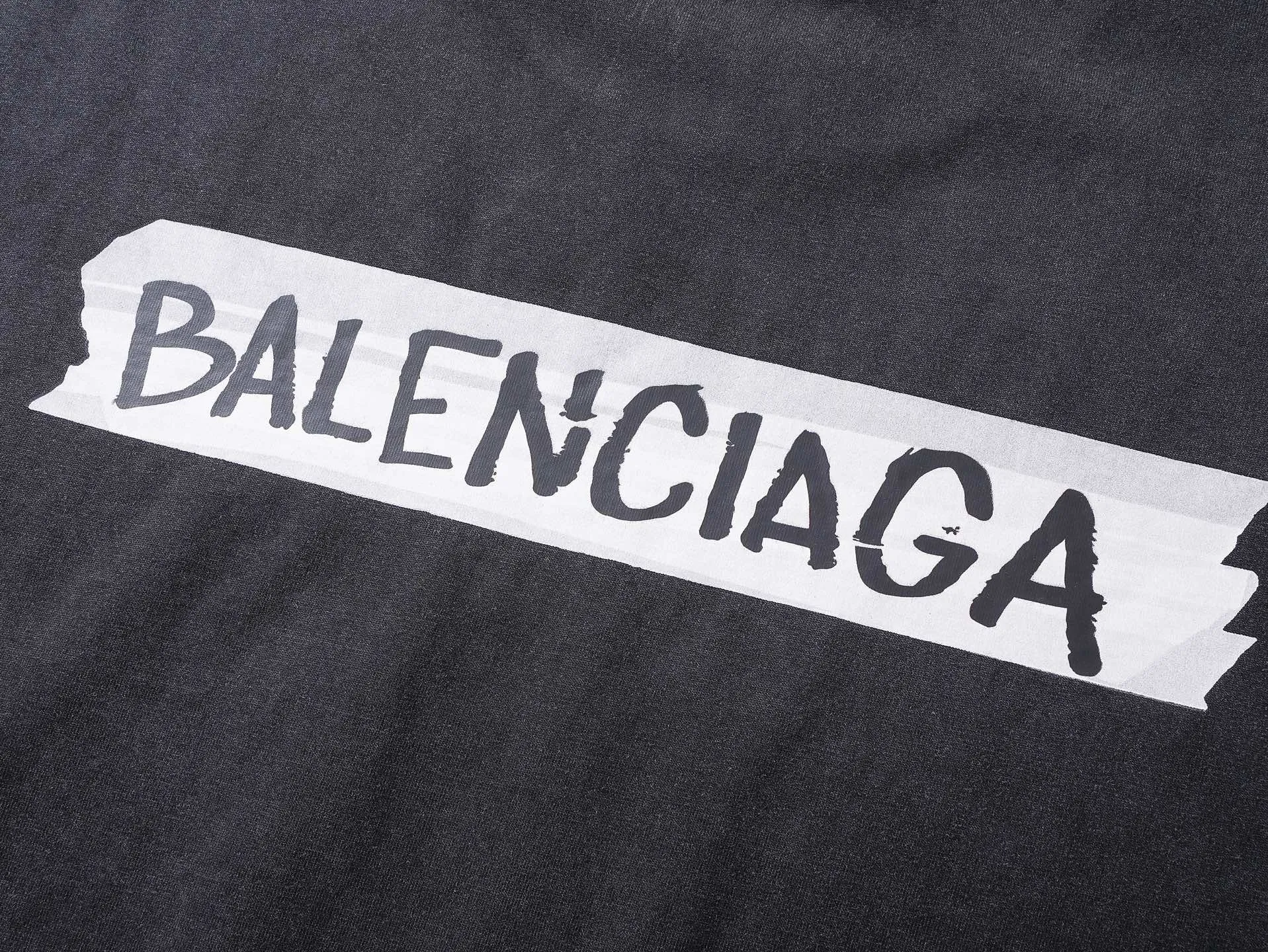 🅿️200 Actual Photos [Top version. Official website quality] BALENCI*GA/Paris.SS26 latest masking tape direct-injection printed ready-to-wear washed and distressed short-sleeved T-shirt. Brick cabinet synchronization. The fabric is made of Paris ZP custom-woven and dyed 100% cotton double yarn compact cotton. The weight is 260 grams, the cloth surface is clean. The cloth pattern is clear, soft and comfortable, and the thread is dyed with no color difference. The tape letter printing is printed with environmentally friendly imported materials. The letters are clear and the effect is three-dimensional. Restored brick cabinet. The garments were washed and aged, and polished by many hands. Produced by ultra-heavy craftsmanship, the market currency is very different, welcome to compare. The version adopts OS loose shoulder design. The same style for men and women. Code: BL253738 Color: Washed black, off-white Size: XS S M L