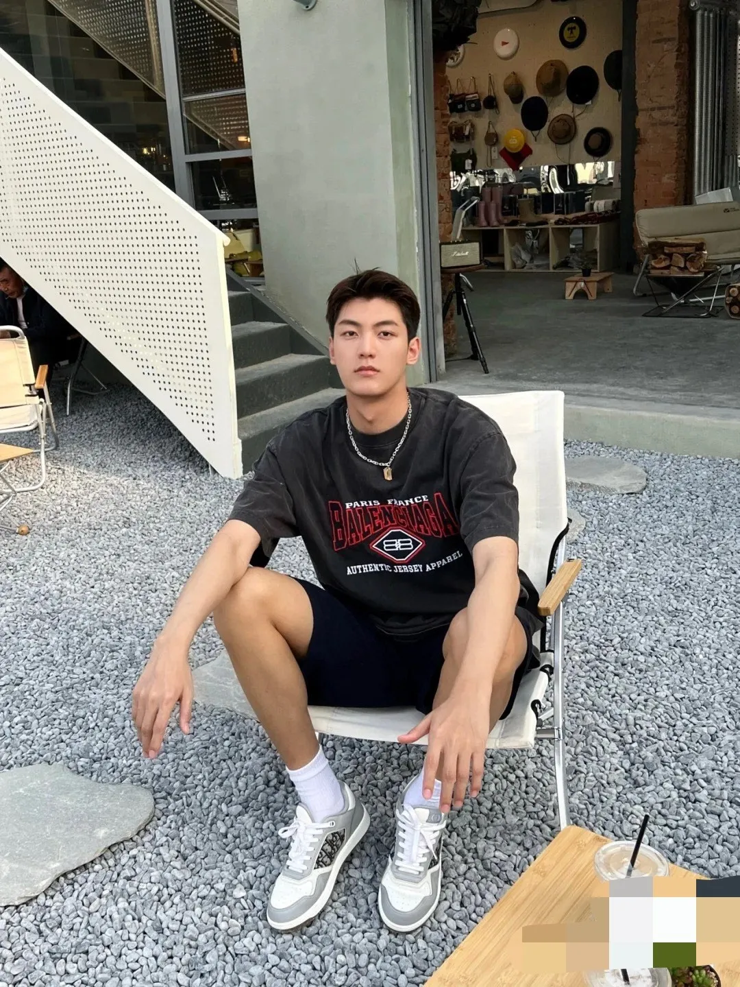 ♻️💯Upper body reference model picture❤️The top tested version of the new BALENCIAGA Balenciaga red letter embroidery double B pure cotton loose short sleeves for men and women couples is too complicated! Indescribable! Washed and lightly fried with snowflakes for a nostalgic treatment, and the shoulder sleeves are sprayed with maliu and washed with water! The entire fabric is pre-shrunk and then garment washed. Need better fabric. I guess L size has been reduced to XS size. Workmanship: Fine sewing craftsmanship, budget for the stitch size, and the degree of shrinkage after washing. You must buy one this summer. If you are still wondering which short-sleeved piece to buy, then don’t worry, just buy this one! Printing: Produced by Tajima Embroidery in Japan, with 3D cherry blossom thread. Fabric: 280g 32-count tight double yarn fabric Accessories: Customized rib three-standard Size: XS-L Color: Washed black P: 310