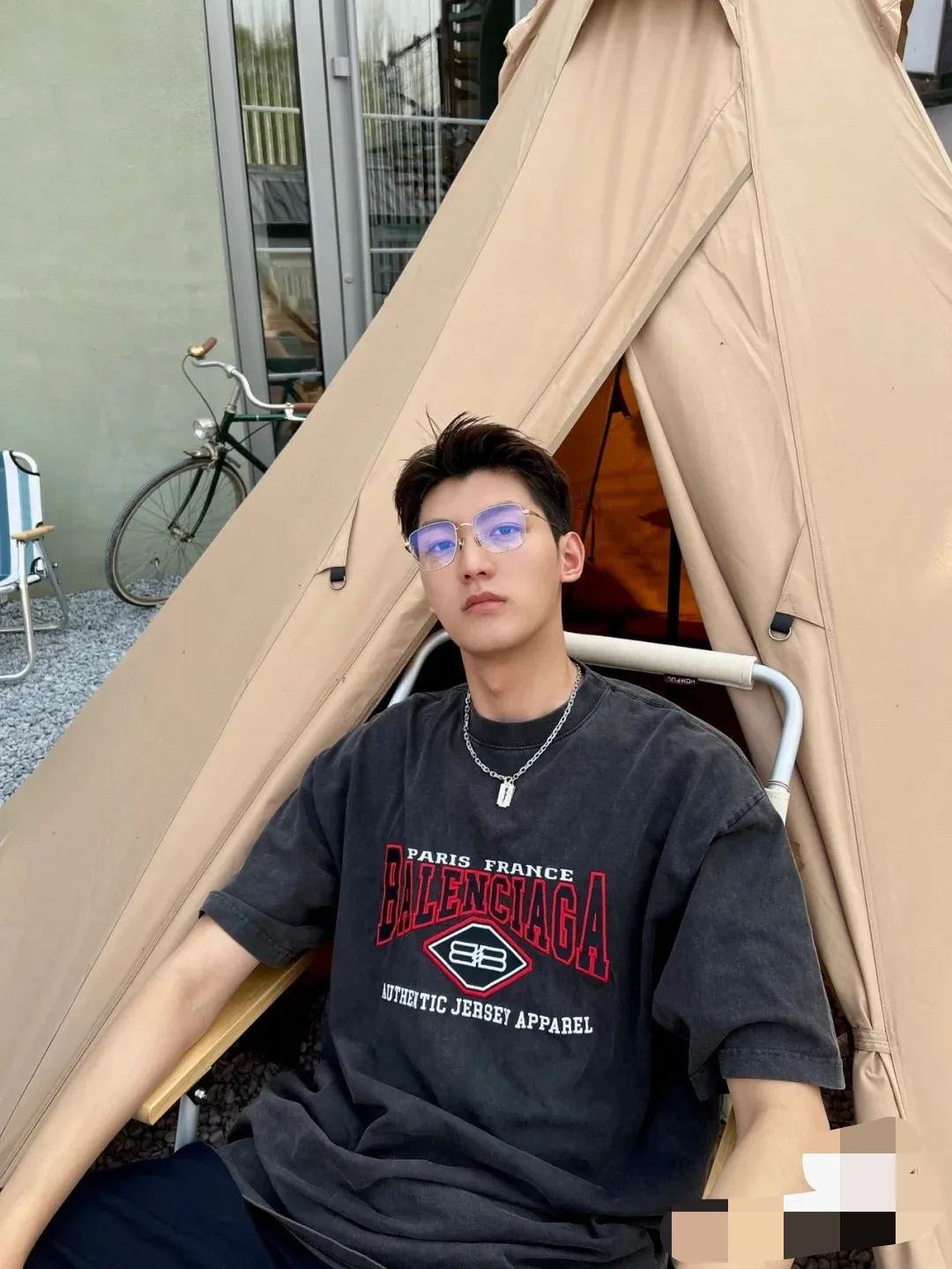 ♻️💯Upper body reference model picture❤️The top tested version of the new BALENCIAGA Balenciaga red letter embroidery double B pure cotton loose short sleeves for men and women couples is too complicated! Indescribable! Washed and lightly fried with snowflakes for a nostalgic treatment, and the shoulder sleeves are sprayed with maliu and washed with water! The entire fabric is pre-shrunk and then garment washed. Need better fabric. I guess L size has been reduced to XS size. Workmanship: Fine sewing craftsmanship, budget for the stitch size, and the degree of shrinkage after washing. You must buy one this summer. If you are still wondering which short-sleeved piece to buy, then don’t worry, just buy this one! Printing: Produced by Tajima Embroidery in Japan, with 3D cherry blossom thread. Fabric: 280g 32-count tight double yarn fabric Accessories: Customized rib three-standard Size: XS-L Color: Washed black P: 310