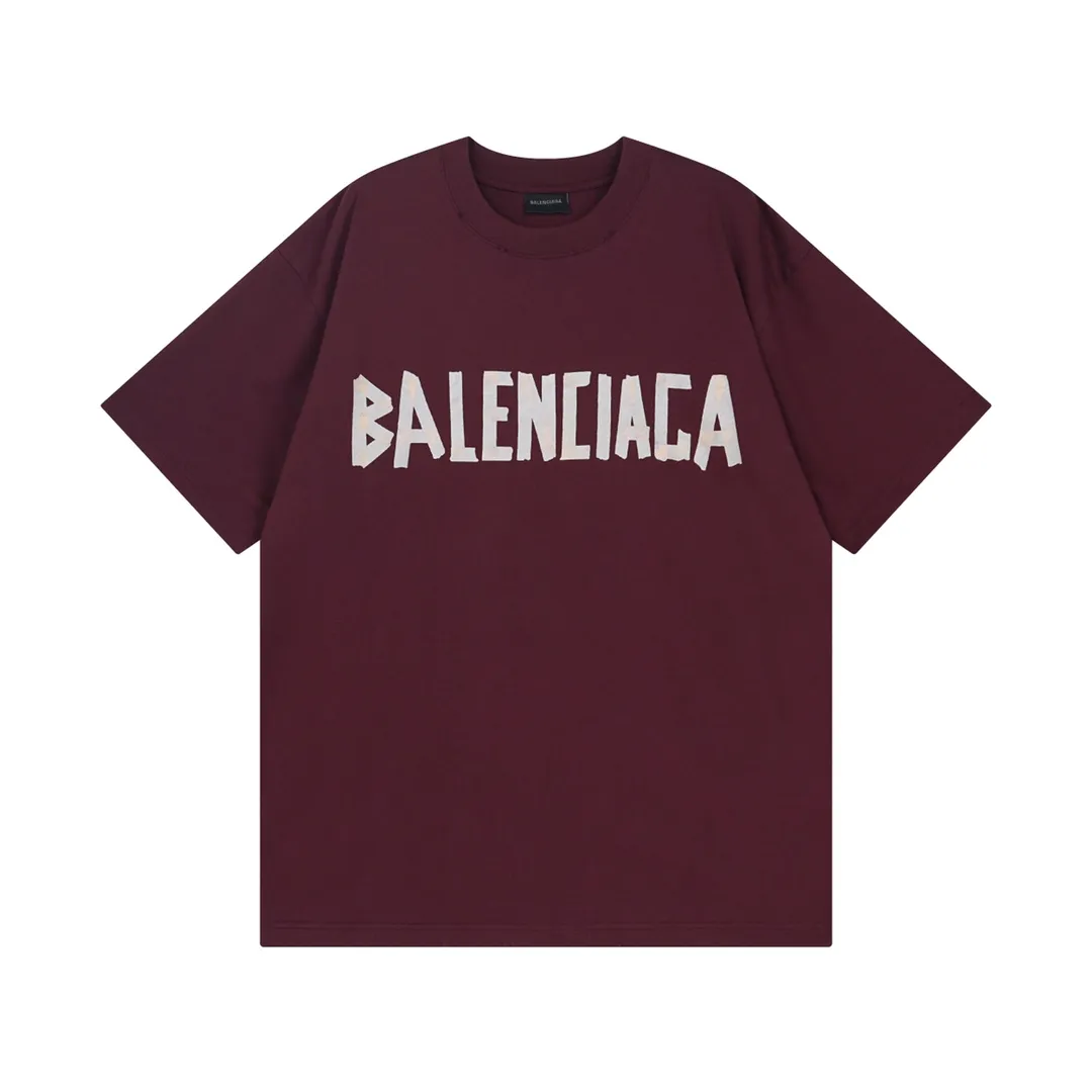 🅿️194 Detailed picture [Top version. Official website quality] BALENCI*GA/Paris. 23ss latest classic model. Tape pulp printing. Ready-to-wear washed and distressed short-sleeved T-shirt. Brick cabinet synchronization. The fabric is made of Paris ZP custom-woven and dyed 100% cotton double yarn compact cotton. The weight is 260 grams, the cloth surface is clean. The cloth pattern is clear, soft and comfortable, and the thread is dyed with no color difference. The classic pattern is printed with environmentally friendly imported materials, and the tape pattern is glued. The letters are clear and the effect is three-dimensional. Restored brick cabinet. The garments were washed and aged, and polished by many hands. Produced by ultra-heavy craftsmanship, the market currency is very different, welcome to compare.                                 Note⚠️ZP is made of iron gray garments that are washed and distressed. Pay attention to the big difference! Welcome to compare! The version adopts OS loose shoulder version. The same style for men and women. Code: BL223089 Color: iron gray, white, fluorescent green, gray blue, coffee color, fog blue, beige gray, burgundy, green, floral gray Size: XS to L