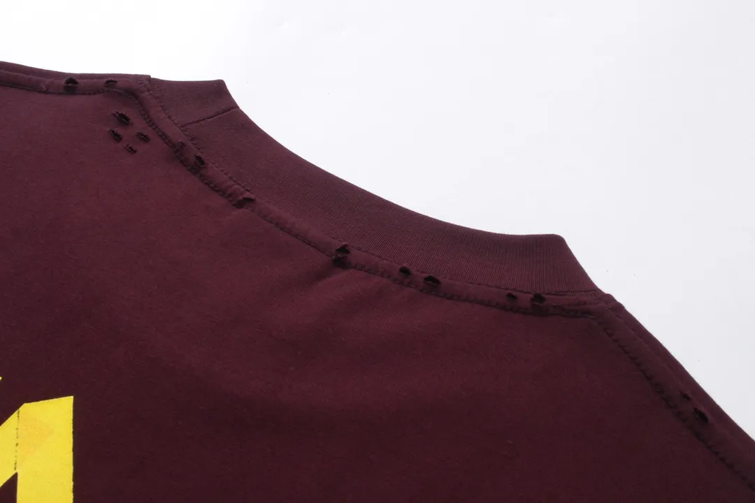 🅿️194 Detailed picture [Top version. Official website quality] BALENCI*GA/Paris. 23ss latest classic model. Tape pulp printing. Ready-to-wear washed and distressed short-sleeved T-shirt. Brick cabinet synchronization. The fabric is made of Paris ZP custom-woven and dyed 100% cotton double yarn compact cotton. The weight is 260 grams, the cloth surface is clean. The cloth pattern is clear, soft and comfortable, and the thread is dyed with no color difference. The classic pattern is printed with environmentally friendly imported materials, and the tape pattern is glued. The letters are clear and the effect is three-dimensional. Restored brick cabinet. The garments were washed and aged, and polished by many hands. Produced by ultra-heavy craftsmanship, the market currency is very different, welcome to compare.                                 Note⚠️ZP is made of iron gray garments that are washed and distressed. Pay attention to the big difference! Welcome to compare! The version adopts OS loose shoulder version. The same style for men and women. Code: BL223089 Color: iron gray, white, fluorescent green, gray blue, coffee color, fog blue, beige gray, burgundy, green, floral gray Size: XS to L