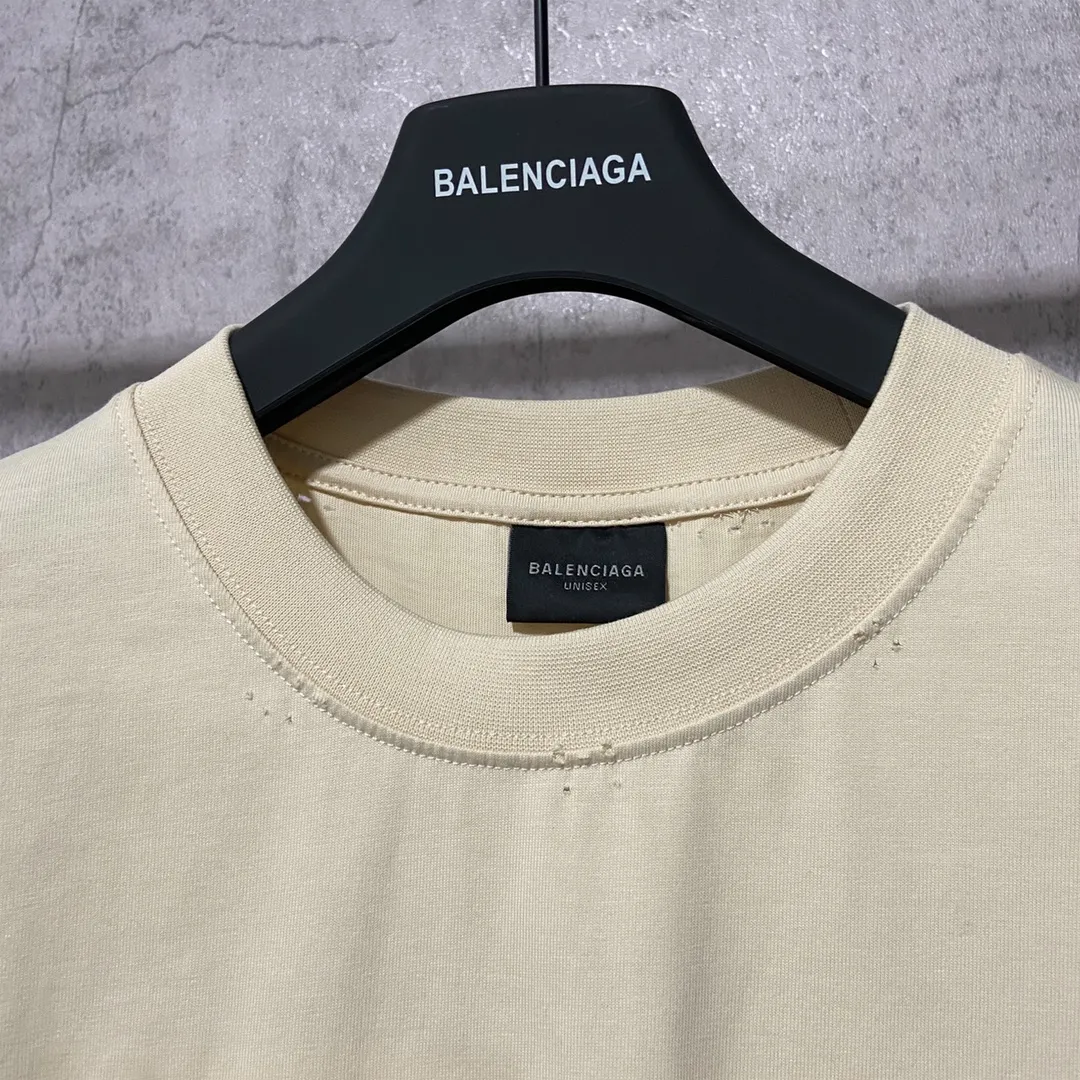 🅿️160 9111 Real photos Top version [[BALENCIA*GA] Official website quality Paris new music special. Musical note short-sleeved T-shirt OS version Loose dropped shoulders Unisex style Fabric: 260 grams 100% cotton double yarn Process: Front and back printing Garment wash Worn Distressed Styling Solid Color Color: Black Apricot Size: XS S M L