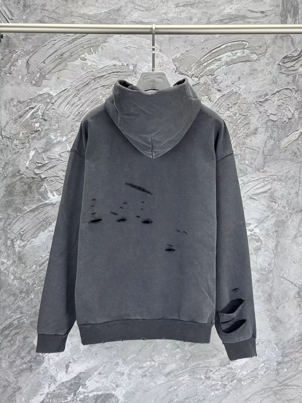 🅿️400 BALENCI*GA Paris' latest 3M classic LOGO printed hooded long-sleeved sweatshirt on the chest. The front printing is made of imported environmentally friendly offset printing. The master manually positions and grinds the fixed points. The effect is three-dimensional. Exclusively pattern-woven and dyed 460g fabric. Threads are dyed in the same vat with zero color difference. Brick cabinet synchronization. Welcome to compare. Same style for men and women -Color: washed black, washed blue -SIZE: Xs S M L Style No. 8958#