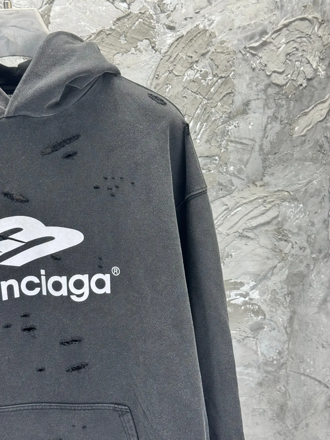 🅿️400 BALENCI*GA Paris' latest 3M classic LOGO printed hooded long-sleeved sweatshirt on the chest. The front printing is made of imported environmentally friendly offset printing. The master manually positions and grinds the fixed points. The effect is three-dimensional. Exclusively pattern-woven and dyed 460g fabric. Threads are dyed in the same vat with zero color difference. Brick cabinet synchronization. Welcome to compare. Same style for men and women -Color: washed black, washed blue -SIZE: Xs S M L Style No. 8958#
