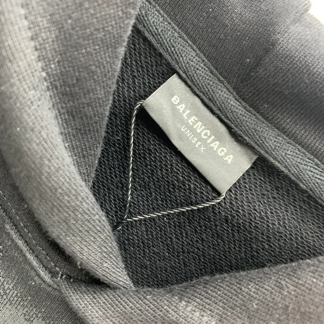 Top tested version BALENCIAGA Tower Paris Night Balenciaga distressed, dirty, hole-washed hooded sweatshirt YB1.3W purchase ➕ price 10K purchase original directional development! 460g double-ply double-yarn terry fabric, the garment weight is as high as 1.2kg! The back printing adopts Kornit digital direct printing process, and the shipment is extremely slow! Especially the Yunmu color on the tower is very delicate and grainy! The overall bursting letters are very evenly distressed and have a full sense of distress! The whole body was severely damaged, all randomly worn by hand! Very time consuming! The whole piece of clothing went through three washes. The fabric was first pre-shrunk, and then washed with distressing water to wash out the color on the printed surface to give it a distressed look. After washing with water for the second time, do the dirty coating. The staining is also a manual process, and each position of the coating must be brushed more than 3 times before! The key point is the coating on the back. It is a process that really makes people vomit blood. It has to be brushed back and forth, more than 20 times, to evenly apply the coating! It can be said that it will never be seen alive. After the coating is completed, the garments will be sprayed and then washed with wax! After washing with the wax, the fabric feels smooth and won't have that harsh, rough feel! This is also a key craft! If this step is missing, it won’t be visible on the screen, but it will be very uncomfortable and the skin texture will be very poor!  The workmanship is troublesome, and it normally takes 15 days for orders to be returned! Look at this construction period and this price, do you think it’s worth it?  Size: XS-L Color: Active Black P:470