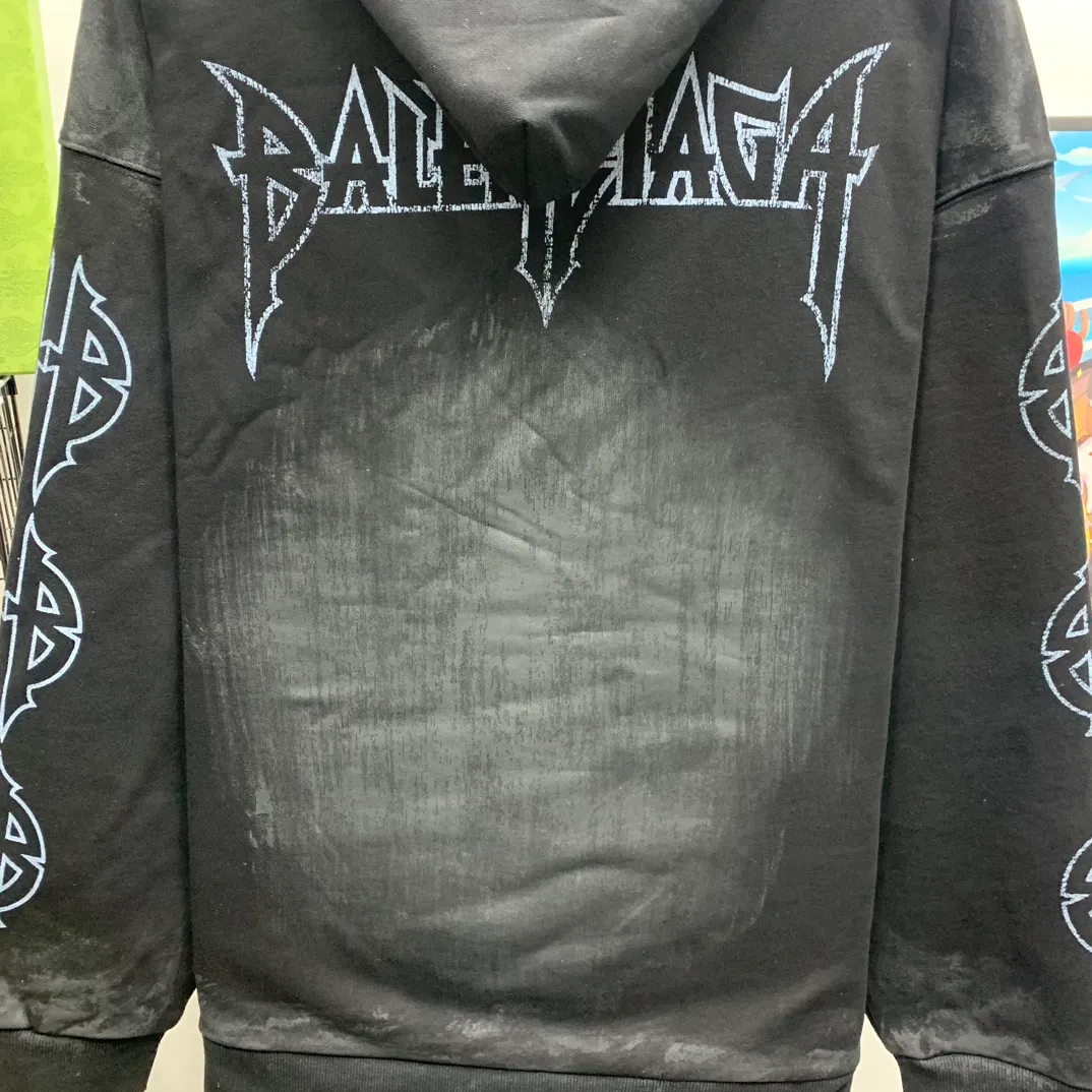 Top tested version BALENCIAGA Tower Paris Night Balenciaga distressed, dirty, hole-washed hooded sweatshirt YB1.3W purchase ➕ price 10K purchase original directional development! 460g double-ply double-yarn terry fabric, the garment weight is as high as 1.2kg! The back printing adopts Kornit digital direct printing process, and the shipment is extremely slow! Especially the Yunmu color on the tower is very delicate and grainy! The overall bursting letters are very evenly distressed and have a full sense of distress! The whole body was severely damaged, all randomly worn by hand! Very time consuming! The whole piece of clothing went through three washes. The fabric was first pre-shrunk, and then washed with distressing water to wash out the color on the printed surface to give it a distressed look. After washing with water for the second time, do the dirty coating. The staining is also a manual process, and each position of the coating must be brushed more than 3 times before! The key point is the coating on the back. It is a process that really makes people vomit blood. It has to be brushed back and forth, more than 20 times, to evenly apply the coating! It can be said that it will never be seen alive. After the coating is completed, the garments will be sprayed and then washed with wax! After washing with the wax, the fabric feels smooth and won't have that harsh, rough feel! This is also a key craft! If this step is missing, it won’t be visible on the screen, but it will be very uncomfortable and the skin texture will be very poor!  The workmanship is troublesome, and it normally takes 15 days for orders to be returned! Look at this construction period and this price, do you think it’s worth it?  Size: XS-L Color: Active Black P:470