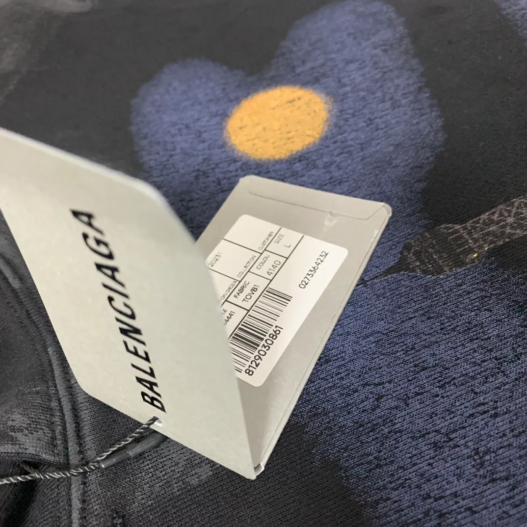 Top tested version BALENCIAGA Tower Paris Night Balenciaga distressed, dirty, hole-washed hooded sweatshirt YB1.3W purchase ➕ price 10K purchase original directional development! 460g double-ply double-yarn terry fabric, the garment weight is as high as 1.2kg! The back printing adopts Kornit digital direct printing process, and the shipment is extremely slow! Especially the Yunmu color on the tower is very delicate and grainy! The overall bursting letters are very evenly distressed and have a full sense of distress! The whole body was severely damaged, all randomly worn by hand! Very time consuming! The whole piece of clothing went through three washes. The fabric was first pre-shrunk, and then washed with distressing water to wash out the color on the printed surface to give it a distressed look. After washing with water for the second time, do the dirty coating. The staining is also a manual process, and each position of the coating must be brushed more than 3 times before! The key point is the coating on the back. It is a process that really makes people vomit blood. It has to be brushed back and forth, more than 20 times, to evenly apply the coating! It can be said that it will never be seen alive. After the coating is completed, the garments will be sprayed and then washed with wax! After washing with the wax, the fabric feels smooth and won't have that harsh, rough feel! This is also a key craft! If this step is missing, it won’t be visible on the screen, but it will be very uncomfortable and the skin texture will be very poor!  The workmanship is troublesome, and it normally takes 15 days for orders to be returned! Look at this construction period and this price, do you think it’s worth it?  Size: XS-L Color: Active Black P:470