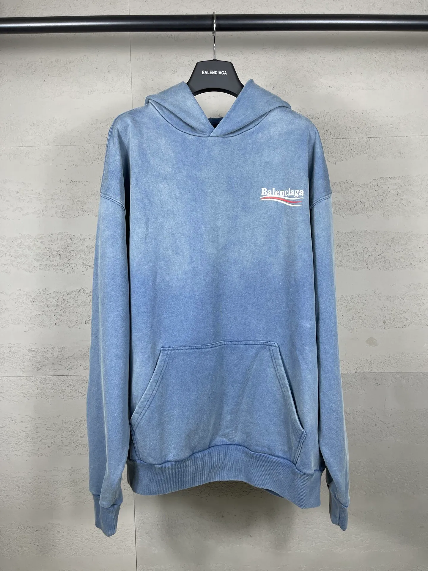 🅿️340 real photos [Top version. Official website quality] BALENCI*GA/Paris #classic style, 2025 spring and summer new style. Coke printed ripped, washed and distressed hooded sweatshirt. The washing water is sprayed with maliu to give a gradient fried color effect. The fabric is made of Paris ZP custom-woven and dyed cotton sweatshirt. The weight is 460 grams. The cloth surface is clean. The cloth pattern is clear, soft and comfortable. The threads are dyed with no color difference. The classic pattern printing uses environmentally friendly imported glue and precision stencil. The letters are clear. No burrs. The three-dimensional effect is strong. The garments are washed and worn. All colors are synchronized with the brick cabinets, custom woven and dyed, and will not fade. Different market currencies. The version adopts OS loose shoulder style. Same style for men and women. Code: BL259911 Color: washed blue, washed purple Size: XS S M L