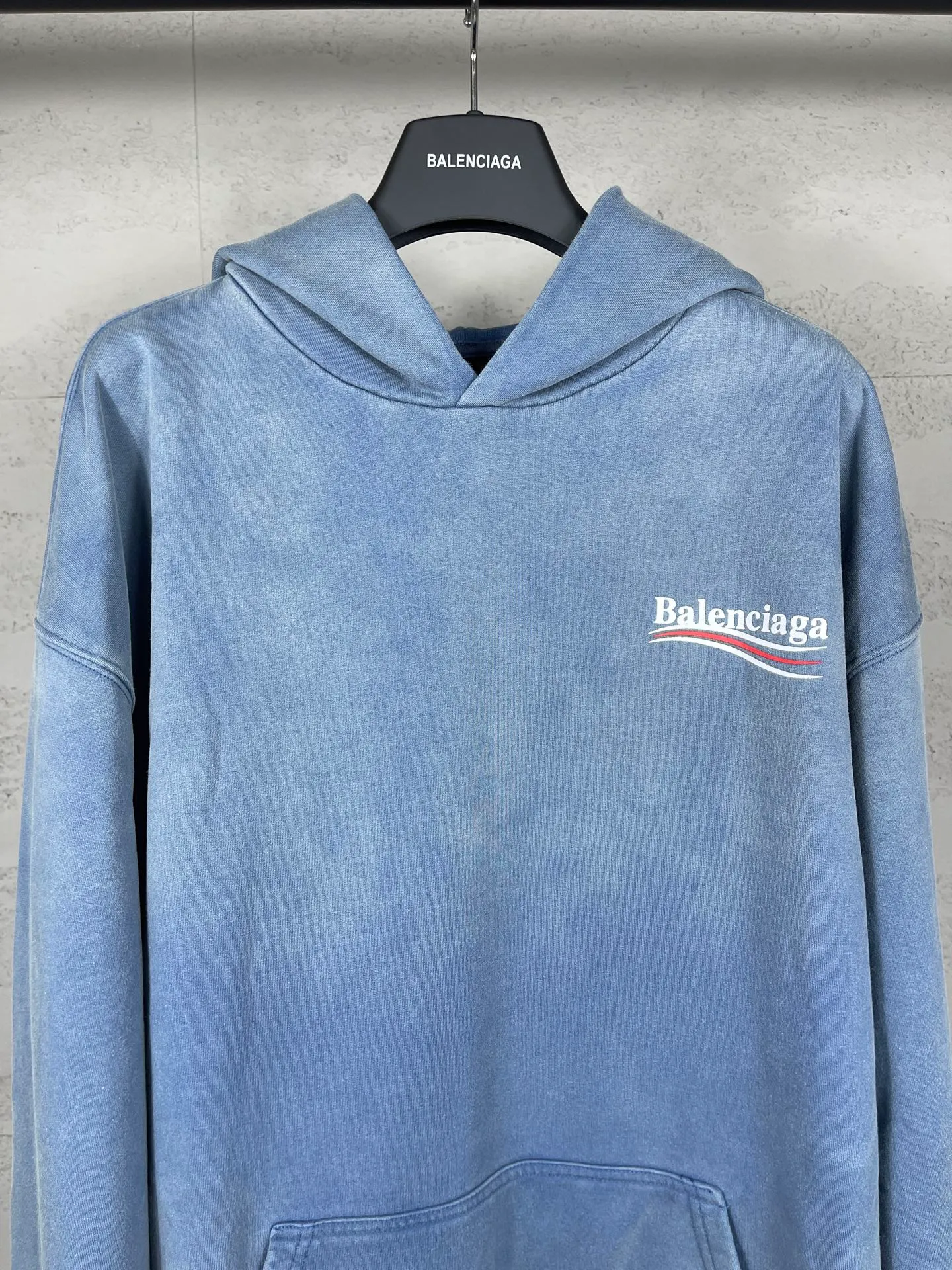 🅿️340 real photos [Top version. Official website quality] BALENCI*GA/Paris #classic style, 2025 spring and summer new style. Coke printed ripped, washed and distressed hooded sweatshirt. The washing water is sprayed with maliu to give a gradient fried color effect. The fabric is made of Paris ZP custom-woven and dyed cotton sweatshirt. The weight is 460 grams. The cloth surface is clean. The cloth pattern is clear, soft and comfortable. The threads are dyed with no color difference. The classic pattern printing uses environmentally friendly imported glue and precision stencil. The letters are clear. No burrs. The three-dimensional effect is strong. The garments are washed and worn. All colors are synchronized with the brick cabinets, custom woven and dyed, and will not fade. Different market currencies. The version adopts OS loose shoulder style. Same style for men and women. Code: BL259911 Color: washed blue, washed purple Size: XS S M L