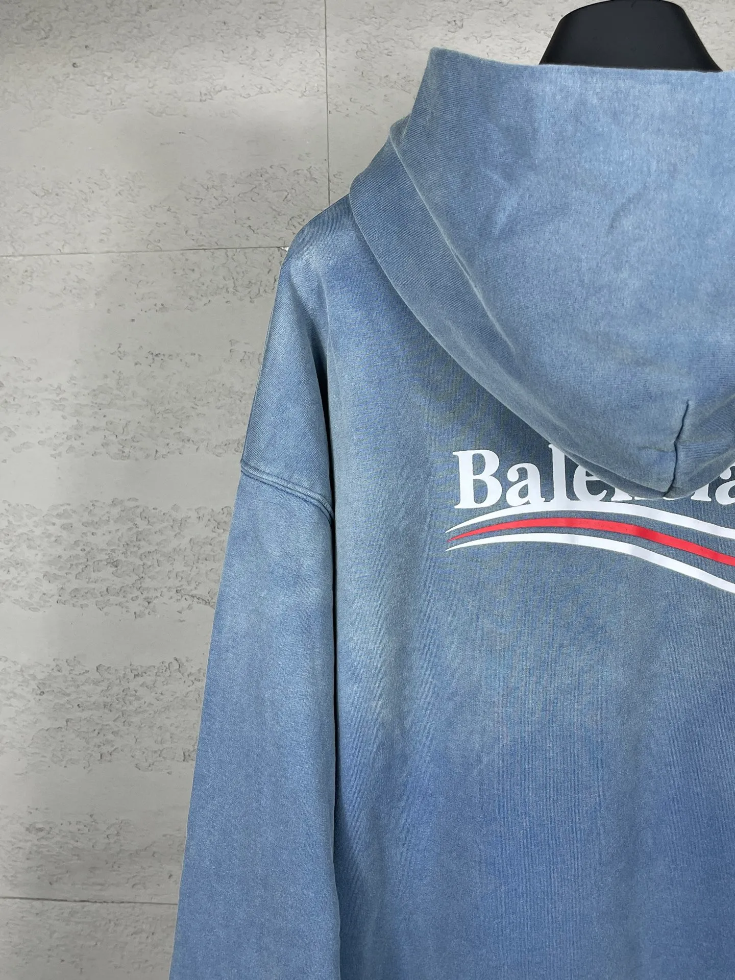 🅿️340 real photos [Top version. Official website quality] BALENCI*GA/Paris #classic style, 2025 spring and summer new style. Coke printed ripped, washed and distressed hooded sweatshirt. The washing water is sprayed with maliu to give a gradient fried color effect. The fabric is made of Paris ZP custom-woven and dyed cotton sweatshirt. The weight is 460 grams. The cloth surface is clean. The cloth pattern is clear, soft and comfortable. The threads are dyed with no color difference. The classic pattern printing uses environmentally friendly imported glue and precision stencil. The letters are clear. No burrs. The three-dimensional effect is strong. The garments are washed and worn. All colors are synchronized with the brick cabinets, custom woven and dyed, and will not fade. Different market currencies. The version adopts OS loose shoulder style. Same style for men and women. Code: BL259911 Color: washed blue, washed purple Size: XS S M L