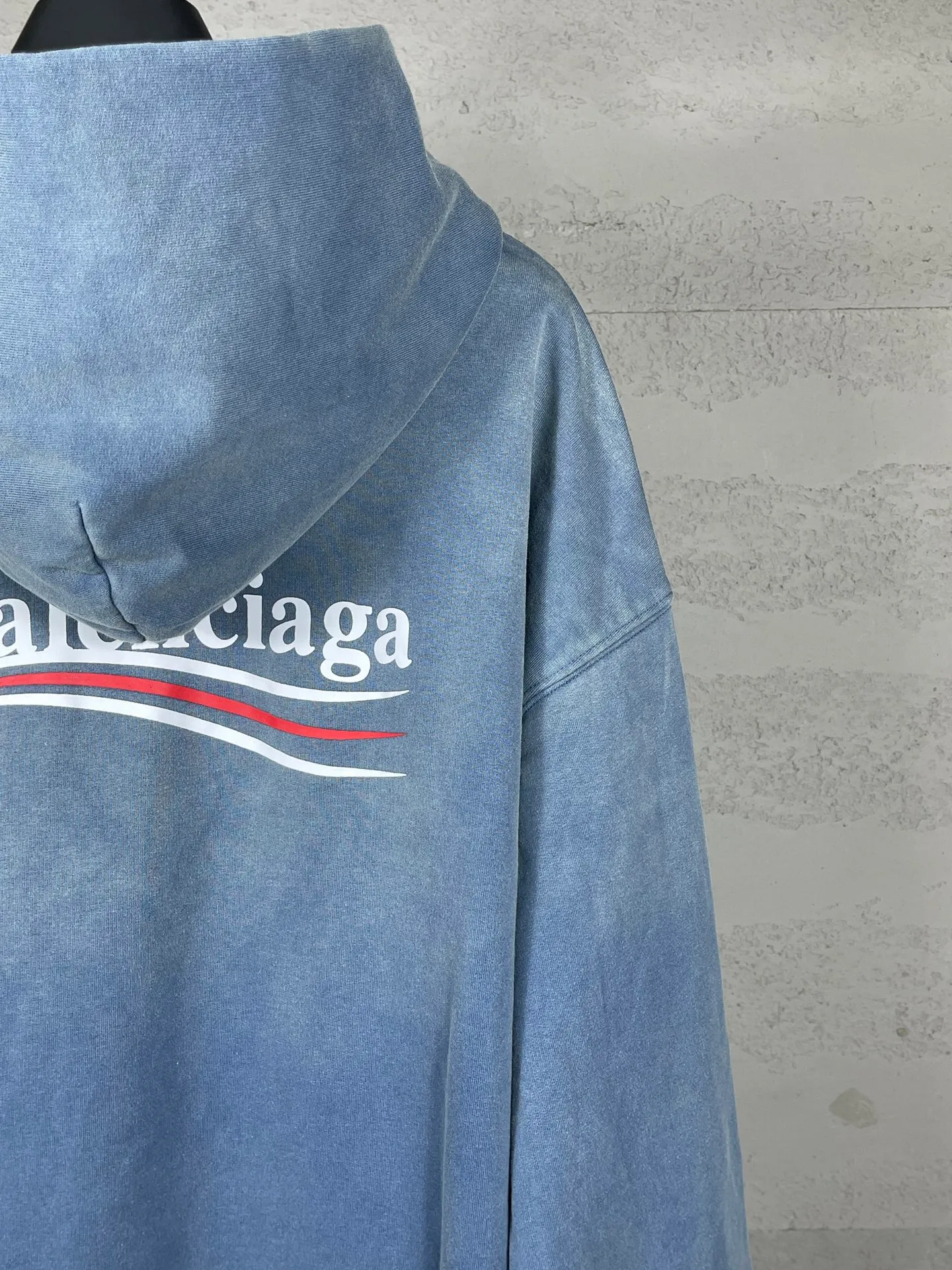 🅿️340 real photos [Top version. Official website quality] BALENCI*GA/Paris #classic style, 2025 spring and summer new style. Coke printed ripped, washed and distressed hooded sweatshirt. The washing water is sprayed with maliu to give a gradient fried color effect. The fabric is made of Paris ZP custom-woven and dyed cotton sweatshirt. The weight is 460 grams. The cloth surface is clean. The cloth pattern is clear, soft and comfortable. The threads are dyed with no color difference. The classic pattern printing uses environmentally friendly imported glue and precision stencil. The letters are clear. No burrs. The three-dimensional effect is strong. The garments are washed and worn. All colors are synchronized with the brick cabinets, custom woven and dyed, and will not fade. Different market currencies. The version adopts OS loose shoulder style. Same style for men and women. Code: BL259911 Color: washed blue, washed purple Size: XS S M L