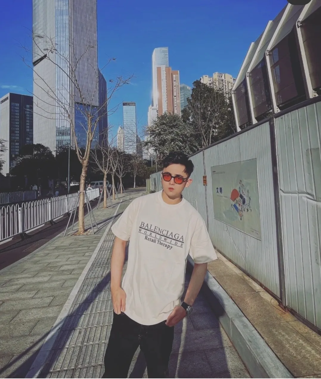 ♻️💯Upper body reference model picture❤️The top tested version BALENCIAGA WORLDWIDE pure cotton loose short-sleeved T-shirt for men and women couples RETAIL THERAPY The fabric is made of 24S 260g double yarn pure cotton fabric, which is loose, breathable and sweat-absorbent. Full of drape! The printing adopts the expensive Kornit digital printing process, and the letters are arranged neatly, evenly and in detail. Full set of customized wash, hangtag, main wheat. The barcode and encoding are consistent with the original product. Color: Beige Black Size: XS-L P:240