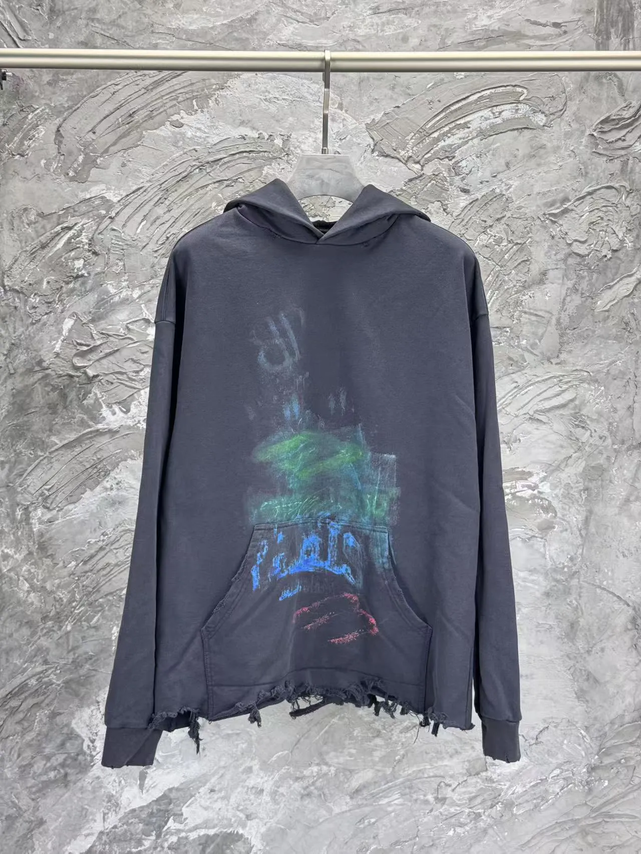🅿️390 BALENCI*GA Paris' latest fuzzy pattern white ink direct-injection hooded long-sleeved sweatshirt. The front printing is printed with white ink computer direct-injection. The master manually positions and hand-grinds the fixed points. The ready-made garments are washed and worn. Overweight craftsmanship. The effect is three-dimensional. Exclusively patterned and custom-woven and dyed 460g fabric. Threads are dyed in the same vat with zero color difference. Brick cabinet synchronization. Welcome to compare. Same style for men and women -Color: gray blue -SIZE: Xs S M L style number 8959#