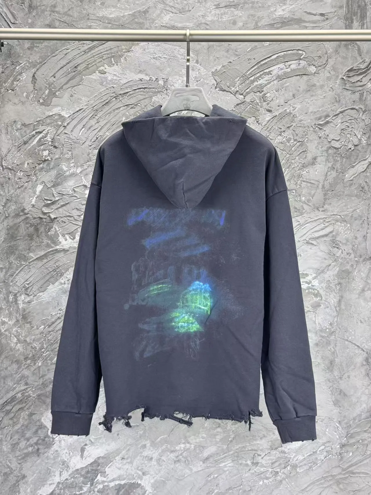 🅿️390 BALENCI*GA Paris' latest fuzzy pattern white ink direct-injection hooded long-sleeved sweatshirt. The front printing is printed with white ink computer direct-injection. The master manually positions and hand-grinds the fixed points. The ready-made garments are washed and worn. Overweight craftsmanship. The effect is three-dimensional. Exclusively patterned and custom-woven and dyed 460g fabric. Threads are dyed in the same vat with zero color difference. Brick cabinet synchronization. Welcome to compare. Same style for men and women -Color: gray blue -SIZE: Xs S M L style number 8959#