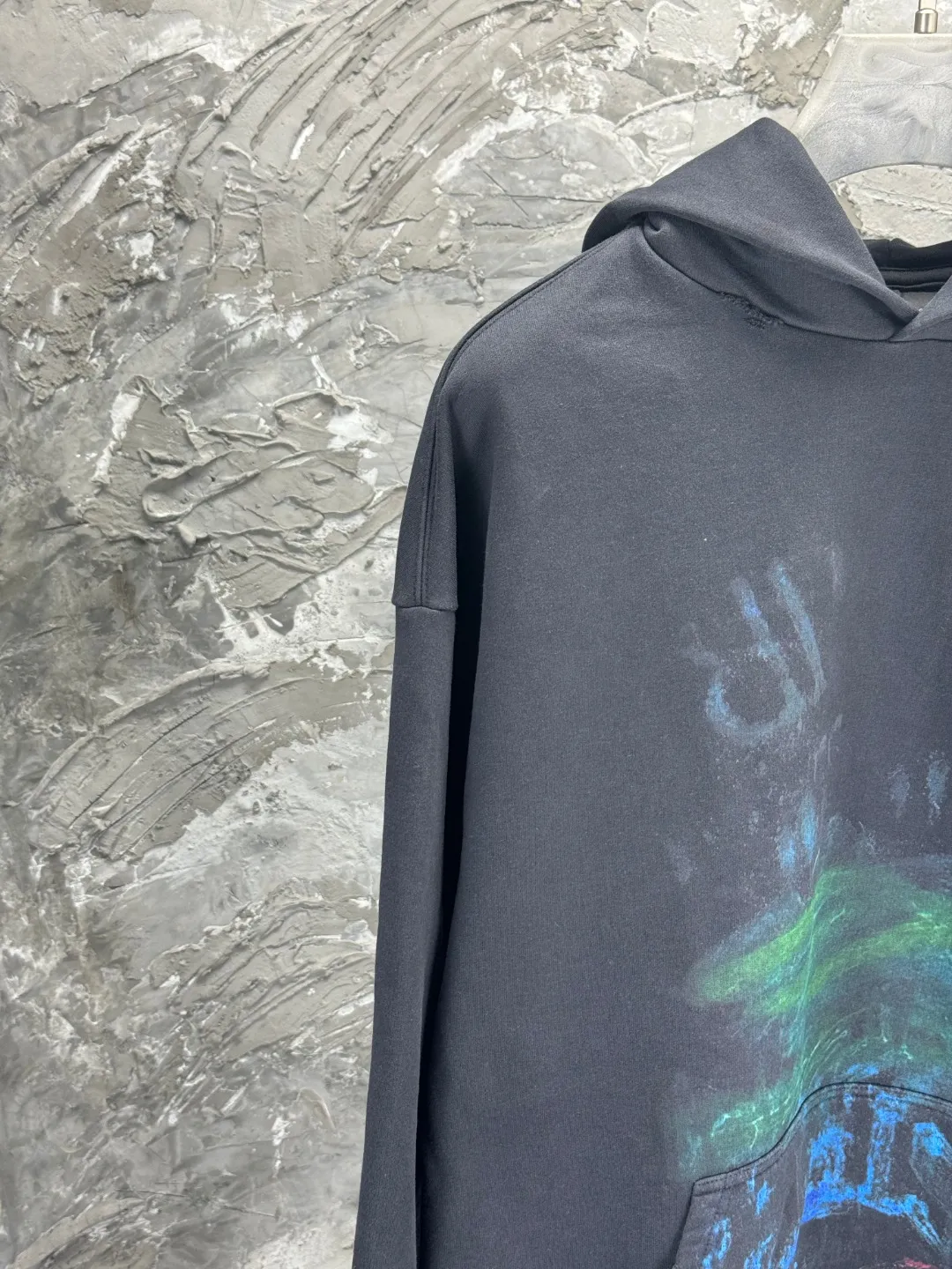 🅿️390 BALENCI*GA Paris' latest fuzzy pattern white ink direct-injection hooded long-sleeved sweatshirt. The front printing is printed with white ink computer direct-injection. The master manually positions and hand-grinds the fixed points. The ready-made garments are washed and worn. Overweight craftsmanship. The effect is three-dimensional. Exclusively patterned and custom-woven and dyed 460g fabric. Threads are dyed in the same vat with zero color difference. Brick cabinet synchronization. Welcome to compare. Same style for men and women -Color: gray blue -SIZE: Xs S M L style number 8959#