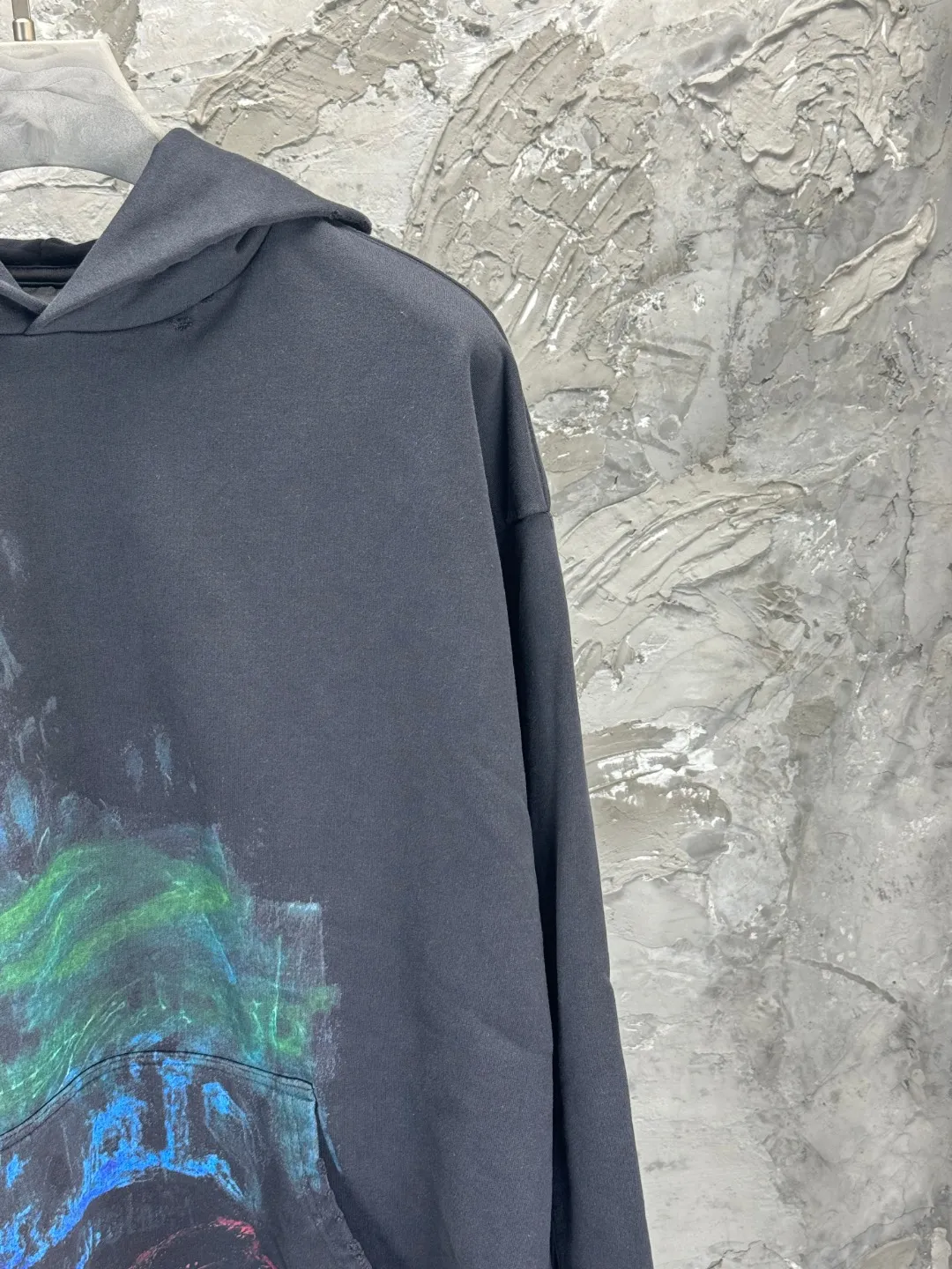🅿️390 BALENCI*GA Paris' latest fuzzy pattern white ink direct-injection hooded long-sleeved sweatshirt. The front printing is printed with white ink computer direct-injection. The master manually positions and hand-grinds the fixed points. The ready-made garments are washed and worn. Overweight craftsmanship. The effect is three-dimensional. Exclusively patterned and custom-woven and dyed 460g fabric. Threads are dyed in the same vat with zero color difference. Brick cabinet synchronization. Welcome to compare. Same style for men and women -Color: gray blue -SIZE: Xs S M L style number 8959#