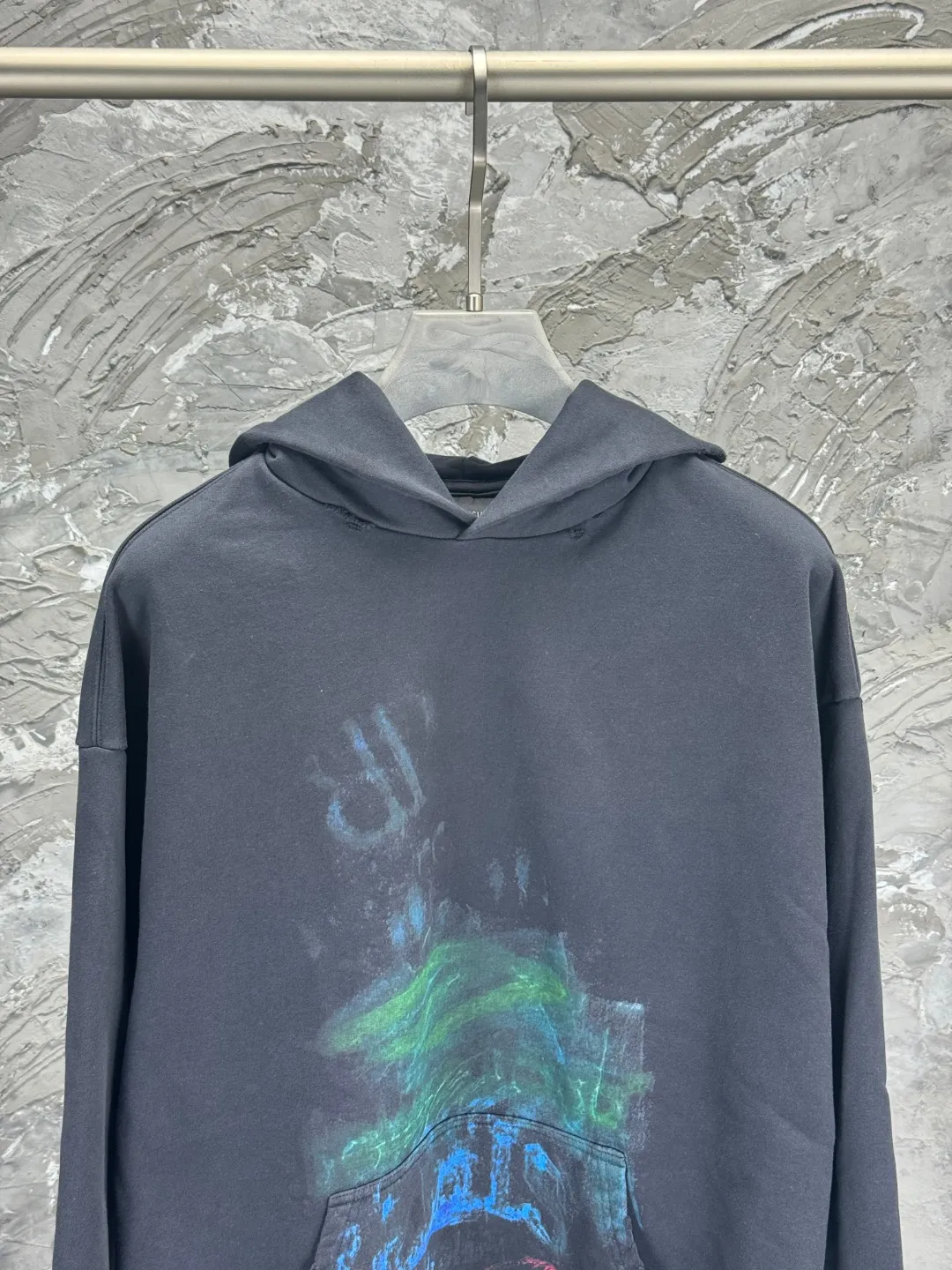 🅿️390 BALENCI*GA Paris' latest fuzzy pattern white ink direct-injection hooded long-sleeved sweatshirt. The front printing is printed with white ink computer direct-injection. The master manually positions and hand-grinds the fixed points. The ready-made garments are washed and worn. Overweight craftsmanship. The effect is three-dimensional. Exclusively patterned and custom-woven and dyed 460g fabric. Threads are dyed in the same vat with zero color difference. Brick cabinet synchronization. Welcome to compare. Same style for men and women -Color: gray blue -SIZE: Xs S M L style number 8959#