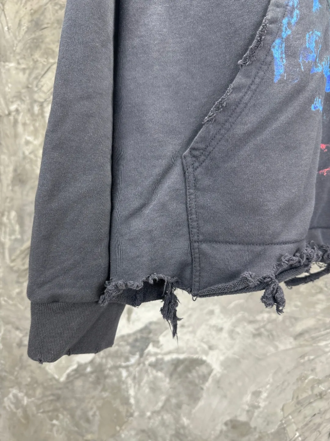 🅿️390 BALENCI*GA Paris' latest fuzzy pattern white ink direct-injection hooded long-sleeved sweatshirt. The front printing is printed with white ink computer direct-injection. The master manually positions and hand-grinds the fixed points. The ready-made garments are washed and worn. Overweight craftsmanship. The effect is three-dimensional. Exclusively patterned and custom-woven and dyed 460g fabric. Threads are dyed in the same vat with zero color difference. Brick cabinet synchronization. Welcome to compare. Same style for men and women -Color: gray blue -SIZE: Xs S M L style number 8959#