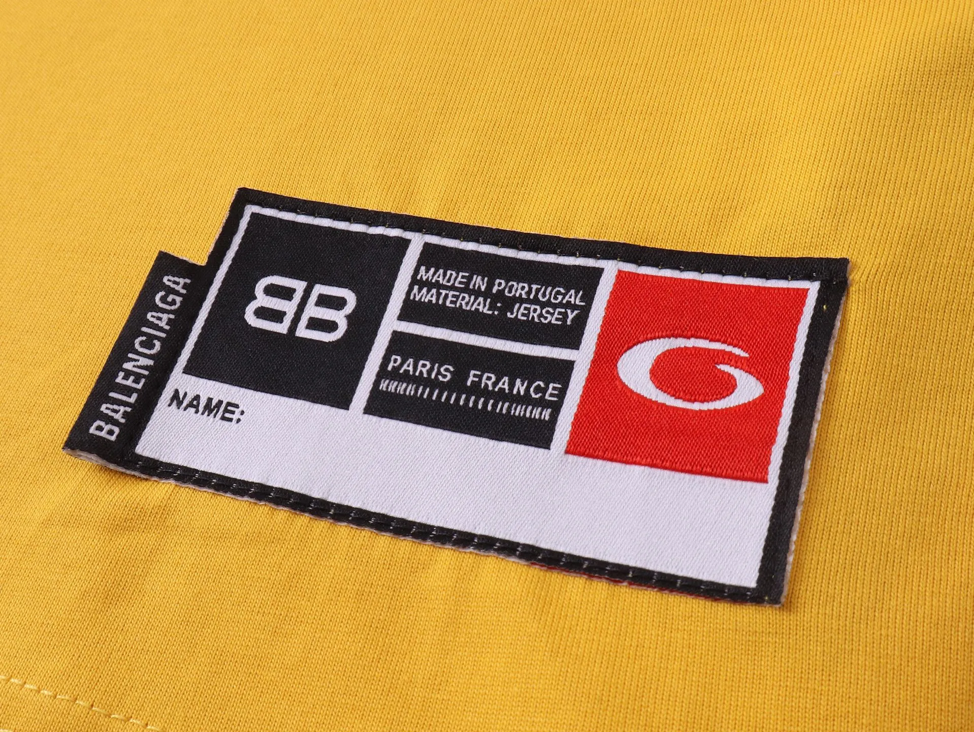 🅿️210 Actual pictures [Top version. Official website quality] BALENCI*GA/Paris.SS25 latest basketball uniform embroidered printed long-sleeved T-shirt. The front embroidery is embroidered and printed using a Tajima computer embroidery machine, the lower left corner is stamped, and the back piece is printed. Brick cabinets are synchronized. Genuine products are developed at the first time. The fabric is made of Paris ZP custom-woven and dyed cotton double yarn. Weighing 260 grams, the cloth surface is clean. The cloth pattern is clear, soft and comfortable. The threads are dyed with no color difference. The printing uses environmentally friendly imported materials, the letters are clear and the effect is three-dimensional. The version adopts OS loose shoulder design. Same style for men and women. Code: BL253626 Color: black, white, orchid, purple, yellow, green. Size: XS S M L