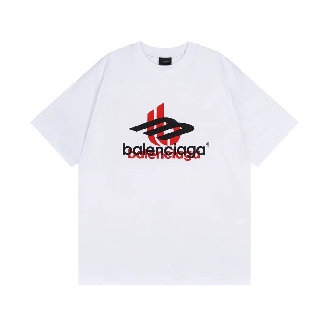 🅿️170 detailed pictures [Top version. Official website quality] BALENCI*GA/Paris. 2024 new style. Phantom double LOGO classic pattern printed short-sleeved T-shirt. Brick cabinet synchronization. Genuine product developed at the first time, happy to print and compare! The fabric is made of Paris ZP custom-woven and dyed cotton with double yarns and compact cotton. The weight is 260 grams. The cloth surface is clean. The cloth pattern is clear, soft and comfortable. The threads are dyed with no color difference. The classic printing is made of environmentally friendly imported materials, with LOGO phantom effect, clear letters and three-dimensional effect. Restore the brick cabinet. Ready-made clothes are washed and distressed, different market currency, welcome to compare, the version adopts OS loose shoulder version. Same style for men and women Coding: BL223318 Color: White Size: XS to L