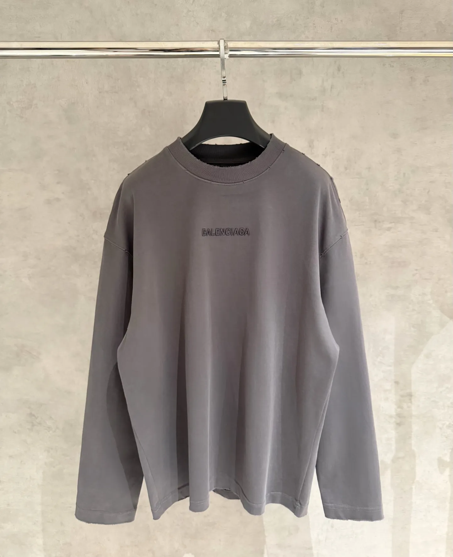 🅿️350 [Strict quality control] Balenciaga's new heavy-weight long-sleeved sweatshirt T-shirt. Heavy 420g double yarn fabric. Three-dimensional embroidery on the front and full-length patch embroidery on the back. The whole garment is washed twice. The four sides are frayed and torn. Heavy fabric. The collar is made of icy Salona. Loose version. Deep, wide and stylish. No deformation or shrinkage. 3 colors of black, white and gray. Size: M-2xl