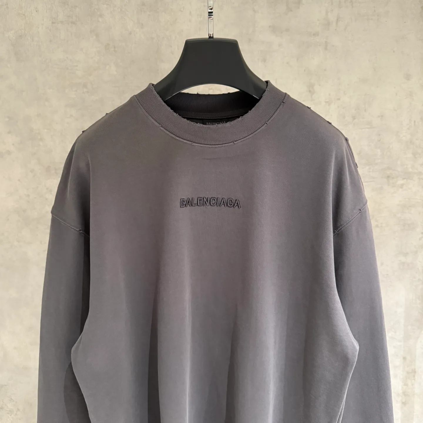 🅿️350 [Strict quality control] Balenciaga's new heavy-weight long-sleeved sweatshirt T-shirt. Heavy 420g double yarn fabric. Three-dimensional embroidery on the front and full-length patch embroidery on the back. The whole garment is washed twice. The four sides are frayed and torn. Heavy fabric. The collar is made of icy Salona. Loose version. Deep, wide and stylish. No deformation or shrinkage. 3 colors of black, white and gray. Size: M-2xl