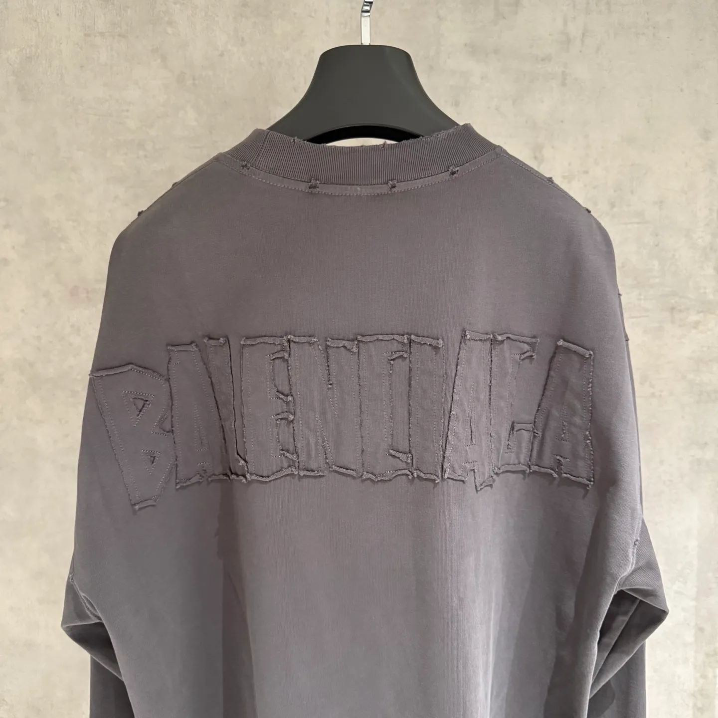 🅿️350 [Strict quality control] Balenciaga's new heavy-weight long-sleeved sweatshirt T-shirt. Heavy 420g double yarn fabric. Three-dimensional embroidery on the front and full-length patch embroidery on the back. The whole garment is washed twice. The four sides are frayed and torn. Heavy fabric. The collar is made of icy Salona. Loose version. Deep, wide and stylish. No deformation or shrinkage. 3 colors of black, white and gray. Size: M-2xl