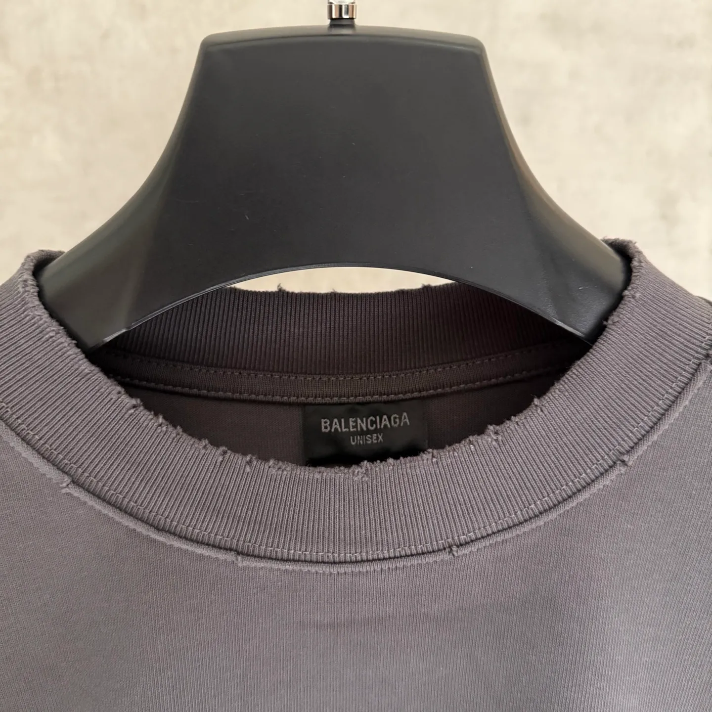 🅿️350 [Strict quality control] Balenciaga's new heavy-weight long-sleeved sweatshirt T-shirt. Heavy 420g double yarn fabric. Three-dimensional embroidery on the front and full-length patch embroidery on the back. The whole garment is washed twice. The four sides are frayed and torn. Heavy fabric. The collar is made of icy Salona. Loose version. Deep, wide and stylish. No deformation or shrinkage. 3 colors of black, white and gray. Size: M-2xl