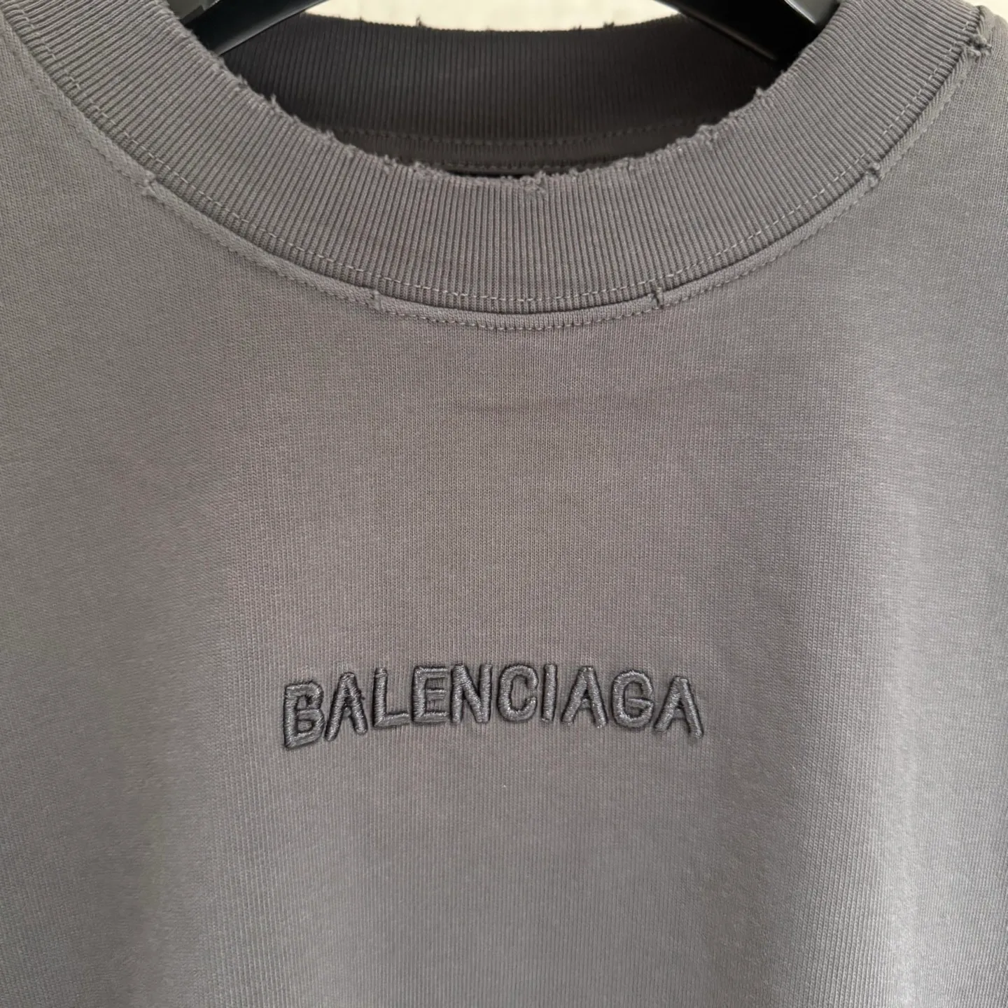 🅿️350 [Strict quality control] Balenciaga's new heavy-weight long-sleeved sweatshirt T-shirt. Heavy 420g double yarn fabric. Three-dimensional embroidery on the front and full-length patch embroidery on the back. The whole garment is washed twice. The four sides are frayed and torn. Heavy fabric. The collar is made of icy Salona. Loose version. Deep, wide and stylish. No deformation or shrinkage. 3 colors of black, white and gray. Size: M-2xl