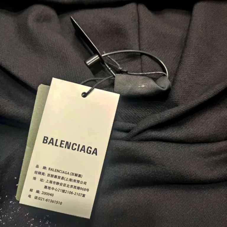The top version of Balenciaga SS24 Coke Logo blur printed hooded sweatshirt. Loose fit. Same style for men and women. 440g double-ply large terry fabric dyed in the same vat. The fabric can weigh up to 460g. It feels very comfortable. The latest brick cabinets in autumn and winter are in sync. Fashionable and individual. A super versatile and good-looking sweatshirt. Very suitable for both men and women. A must-have style. Hang tag. Collar label. Washed wheat. Complete with three labels. Packaging Sydney paper. [1:1 original creation with high control of details] Fabric: 440g double-strand large terry Color: Black White Size: XS-L P:430