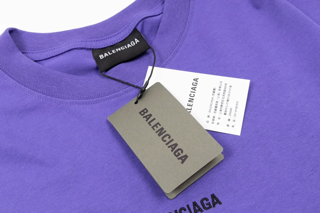 🅿️166 Detailed pictures [Top version. Official website quality] BALENCI*GA/Paris #Classic style. Classic letter embroidered short-sleeved T-shirt on the front and back #2023 spring and summer brick cabinet synchronization.                       The fabric is made of Paris ZP custom-woven and dyed cotton double yarn, weighing 260 grams. The cloth surface is clean. The cloth pattern is clear, soft and comfortable. The threads are dyed with no color difference. The classic letters are embroidered with an imported embroidery machine. The letters are clear and the effect is three-dimensional, restoring the brick cabinet. The version adopts the OS loose shoulder style. Same style for men and women. Coding: BL223006 Color: smoke gray, purple, light green, peacock blue, black, rice coffee, gray green Size: XS S M L