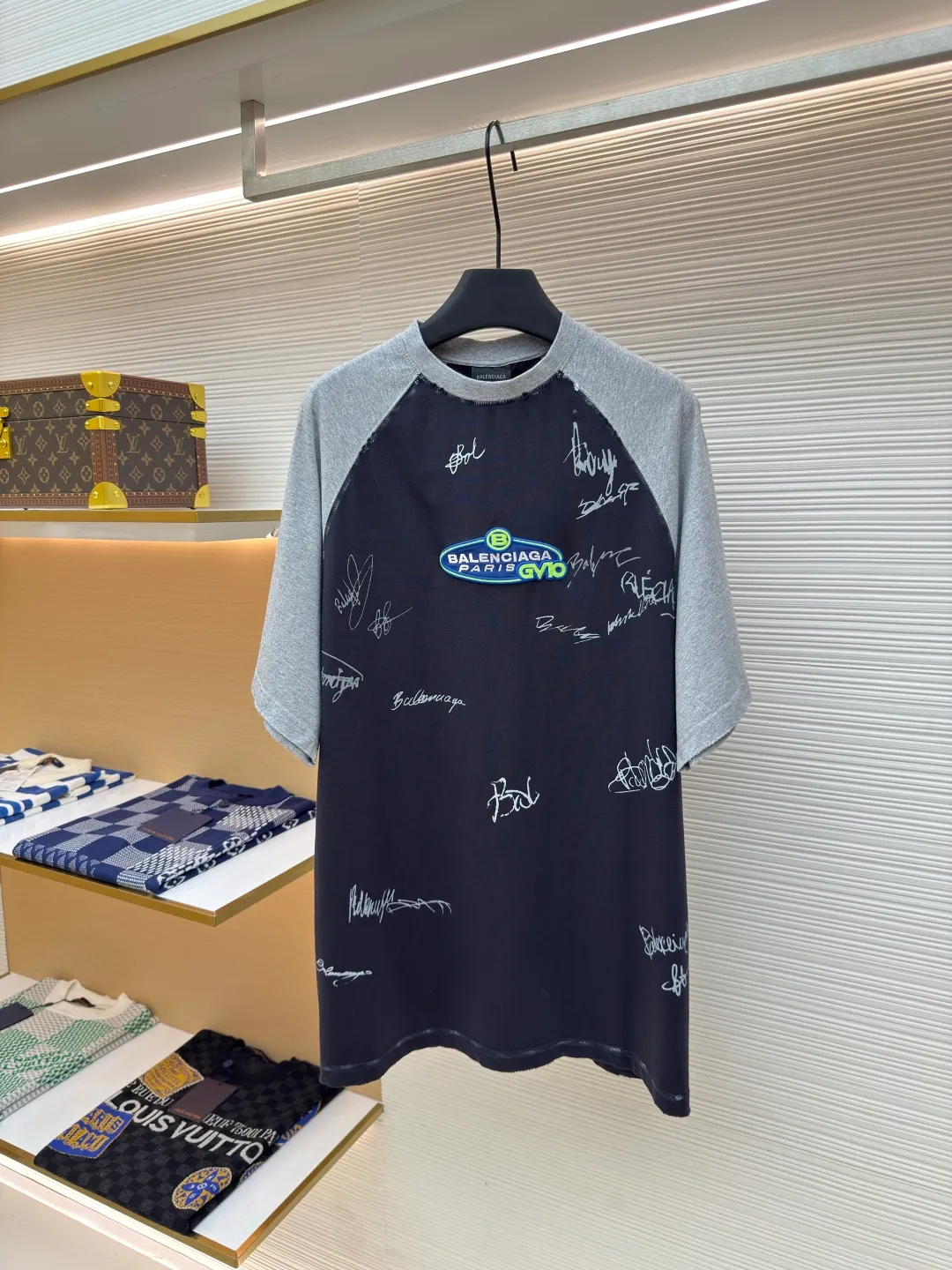 Balenciaga spliced ​​raglan short sleeves ●Authentic product: purchased and developed for 6599 ●Item number: 1680105-A45 ●Fabric: pure cotton fabric ●Technology: printing production ●Version: fitted version ●Weight: about 265 grams ●Size: XS-S-M-L ●Description: 32S double yarn frame 270g. The structure of pure cotton fabric is plain weave. The surface of the fabric is smooth and delicate, and the texture is tight. It has good moisture absorption, breathability and comfort, and can keep you dry and comfortable. The elastic and environmentally friendly glue formula that is resistant to wash water, combined with the technological signature design of metal, has become its street style expression technique. The printed part can stretch with the fabric without breaking, and the surface of the layer is covered with nano-level protection to reduce friction and fading. The overall wiring is straight and delicate, the fabric is comfortable and soft, and the color is consistent without color difference. It can be matched with the same style to create a fashionable look and control various occasions. Customized accessories, complete with three standards, same style for men and women!