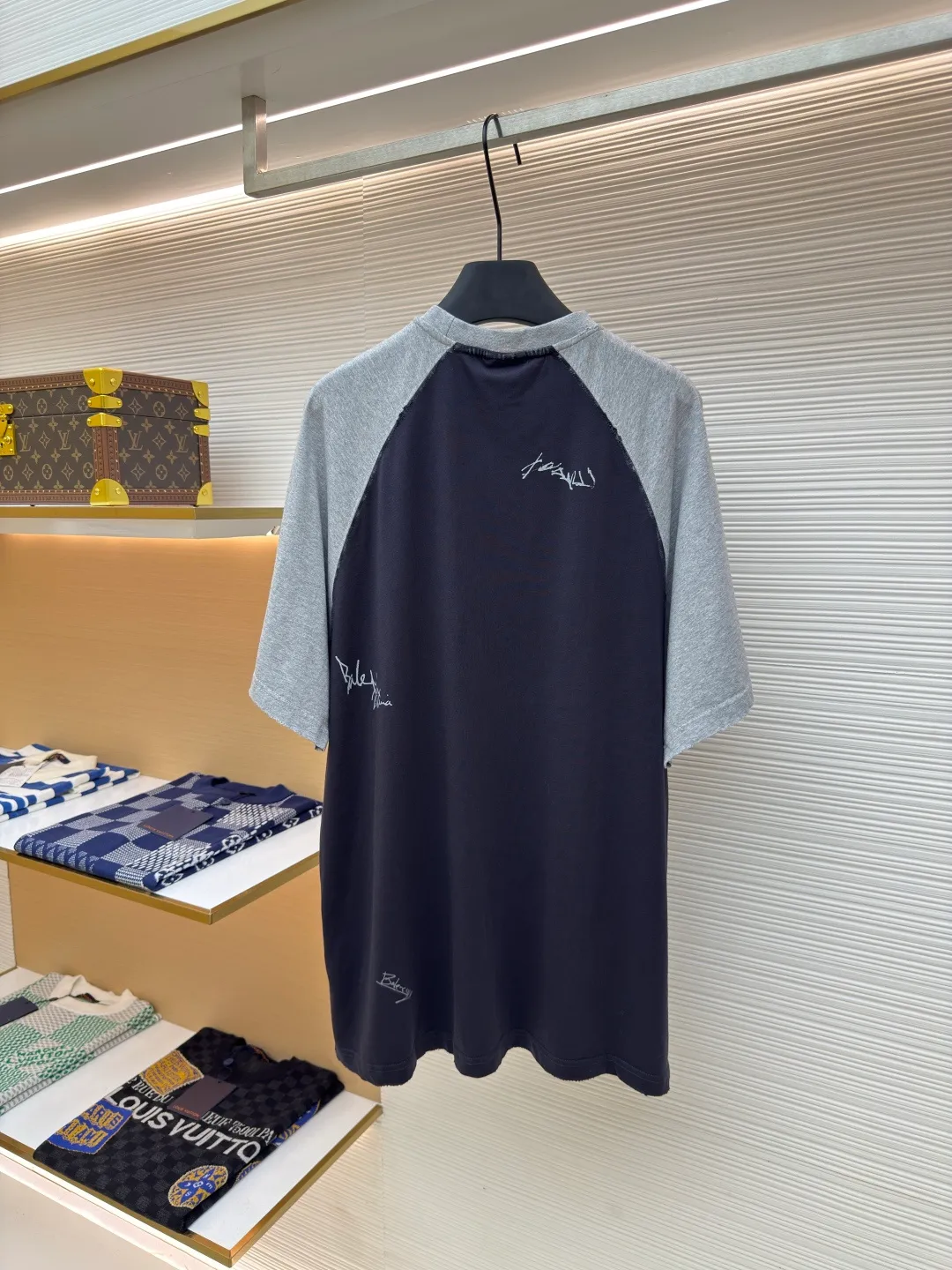Balenciaga spliced ​​raglan short sleeves ●Authentic product: purchased and developed for 6599 ●Item number: 1680105-A45 ●Fabric: pure cotton fabric ●Technology: printing production ●Version: fitted version ●Weight: about 265 grams ●Size: XS-S-M-L ●Description: 32S double yarn frame 270g. The structure of pure cotton fabric is plain weave. The surface of the fabric is smooth and delicate, and the texture is tight. It has good moisture absorption, breathability and comfort, and can keep you dry and comfortable. The elastic and environmentally friendly glue formula that is resistant to wash water, combined with the technological signature design of metal, has become its street style expression technique. The printed part can stretch with the fabric without breaking, and the surface of the layer is covered with nano-level protection to reduce friction and fading. The overall wiring is straight and delicate, the fabric is comfortable and soft, and the color is consistent without color difference. It can be matched with the same style to create a fashionable look and control various occasions. Customized accessories, complete with three standards, same style for men and women!