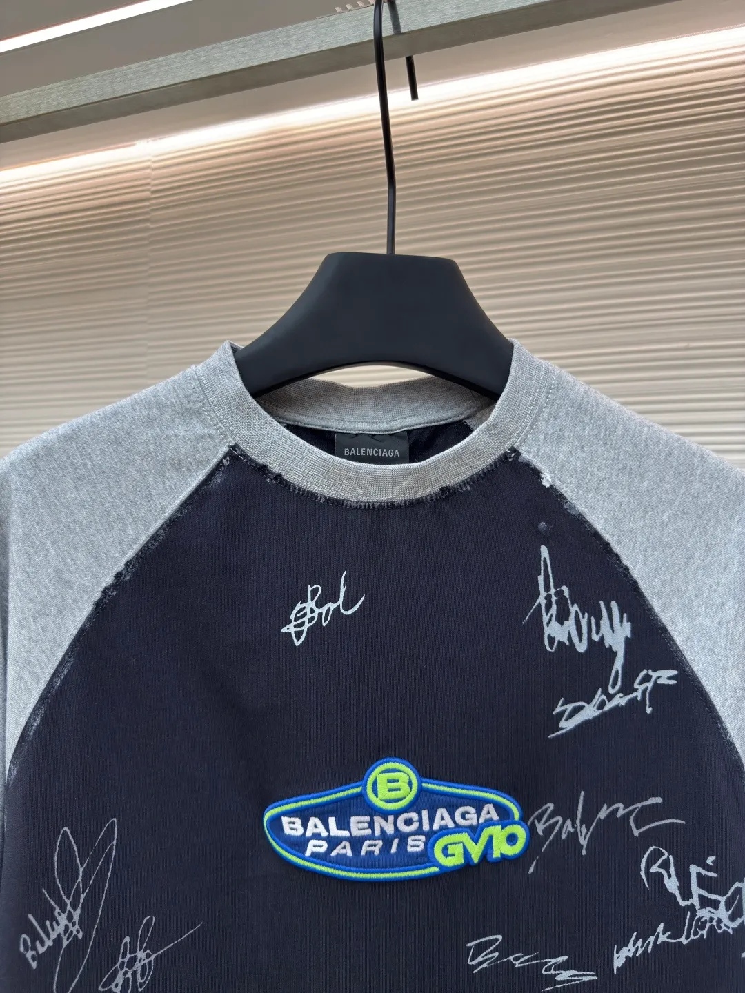 Balenciaga spliced ​​raglan short sleeves ●Authentic product: purchased and developed for 6599 ●Item number: 1680105-A45 ●Fabric: pure cotton fabric ●Technology: printing production ●Version: fitted version ●Weight: about 265 grams ●Size: XS-S-M-L ●Description: 32S double yarn frame 270g. The structure of pure cotton fabric is plain weave. The surface of the fabric is smooth and delicate, and the texture is tight. It has good moisture absorption, breathability and comfort, and can keep you dry and comfortable. The elastic and environmentally friendly glue formula that is resistant to wash water, combined with the technological signature design of metal, has become its street style expression technique. The printed part can stretch with the fabric without breaking, and the surface of the layer is covered with nano-level protection to reduce friction and fading. The overall wiring is straight and delicate, the fabric is comfortable and soft, and the color is consistent without color difference. It can be matched with the same style to create a fashionable look and control various occasions. Customized accessories, complete with three standards, same style for men and women!