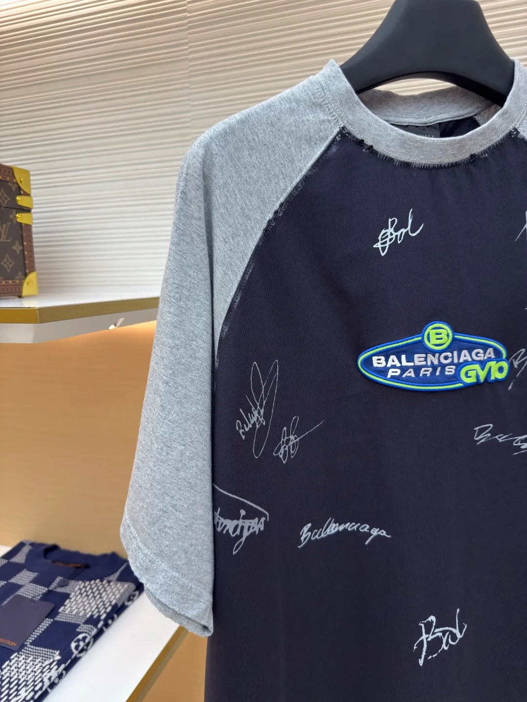 Balenciaga spliced ​​raglan short sleeves ●Authentic product: purchased and developed for 6599 ●Item number: 1680105-A45 ●Fabric: pure cotton fabric ●Technology: printing production ●Version: fitted version ●Weight: about 265 grams ●Size: XS-S-M-L ●Description: 32S double yarn frame 270g. The structure of pure cotton fabric is plain weave. The surface of the fabric is smooth and delicate, and the texture is tight. It has good moisture absorption, breathability and comfort, and can keep you dry and comfortable. The elastic and environmentally friendly glue formula that is resistant to wash water, combined with the technological signature design of metal, has become its street style expression technique. The printed part can stretch with the fabric without breaking, and the surface of the layer is covered with nano-level protection to reduce friction and fading. The overall wiring is straight and delicate, the fabric is comfortable and soft, and the color is consistent without color difference. It can be matched with the same style to create a fashionable look and control various occasions. Customized accessories, complete with three standards, same style for men and women!