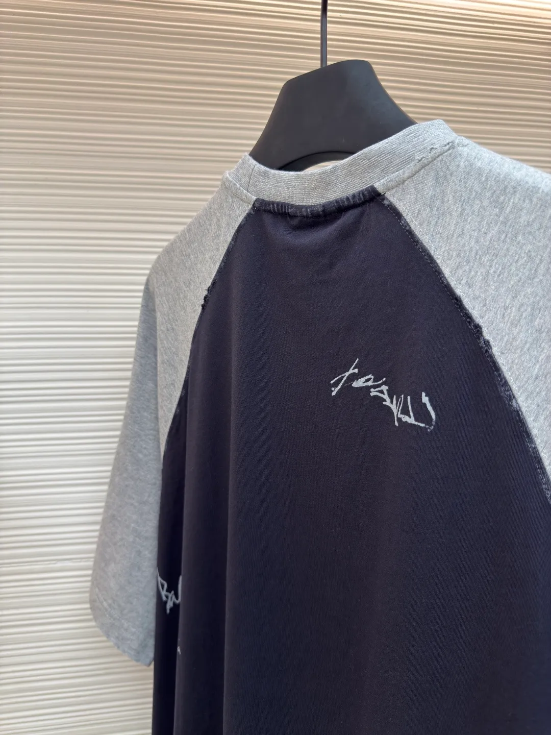 Balenciaga spliced ​​raglan short sleeves ●Authentic product: purchased and developed for 6599 ●Item number: 1680105-A45 ●Fabric: pure cotton fabric ●Technology: printing production ●Version: fitted version ●Weight: about 265 grams ●Size: XS-S-M-L ●Description: 32S double yarn frame 270g. The structure of pure cotton fabric is plain weave. The surface of the fabric is smooth and delicate, and the texture is tight. It has good moisture absorption, breathability and comfort, and can keep you dry and comfortable. The elastic and environmentally friendly glue formula that is resistant to wash water, combined with the technological signature design of metal, has become its street style expression technique. The printed part can stretch with the fabric without breaking, and the surface of the layer is covered with nano-level protection to reduce friction and fading. The overall wiring is straight and delicate, the fabric is comfortable and soft, and the color is consistent without color difference. It can be matched with the same style to create a fashionable look and control various occasions. Customized accessories, complete with three standards, same style for men and women!